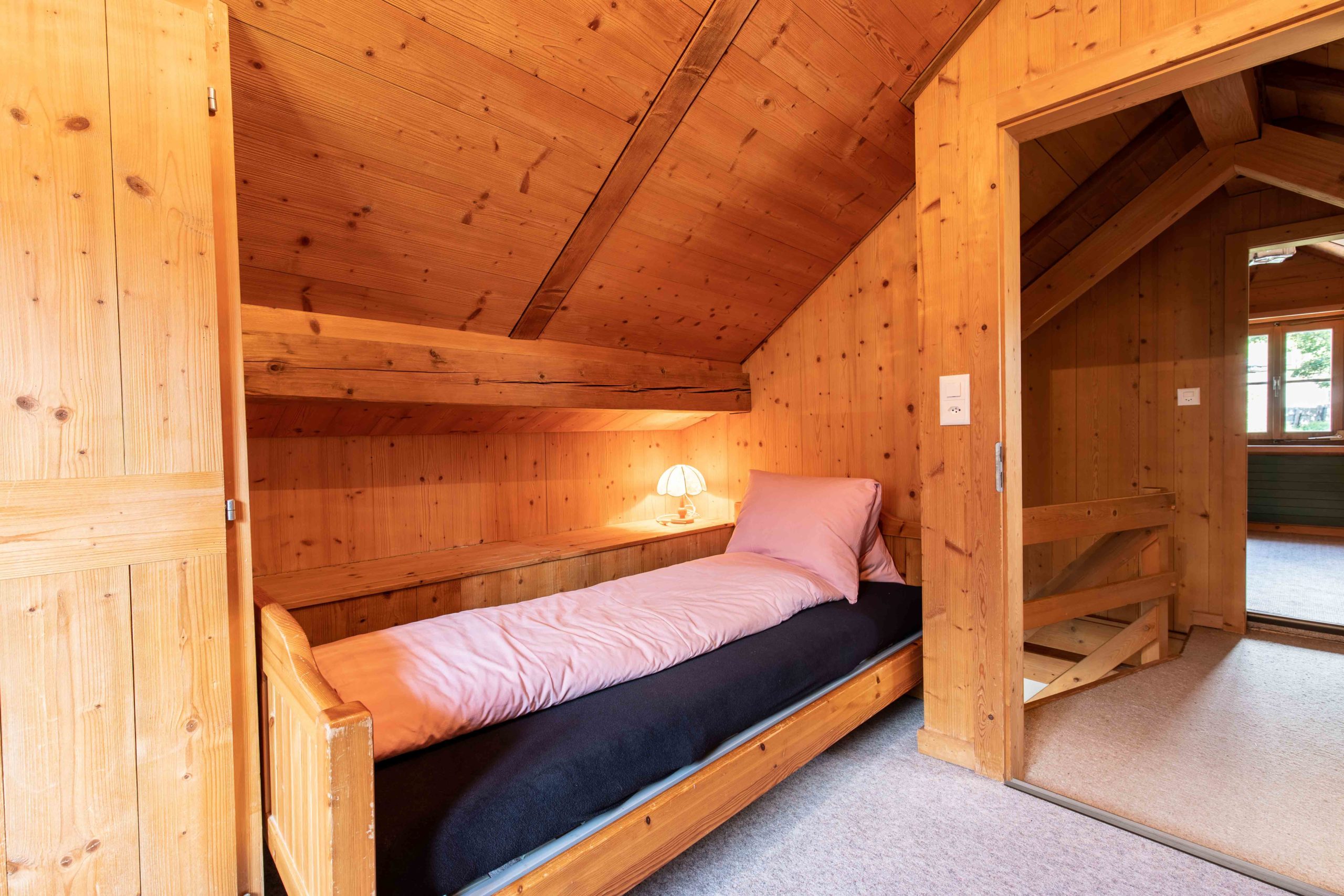 Holzverkleidetes Dachgeschoss-Schlafzimmer