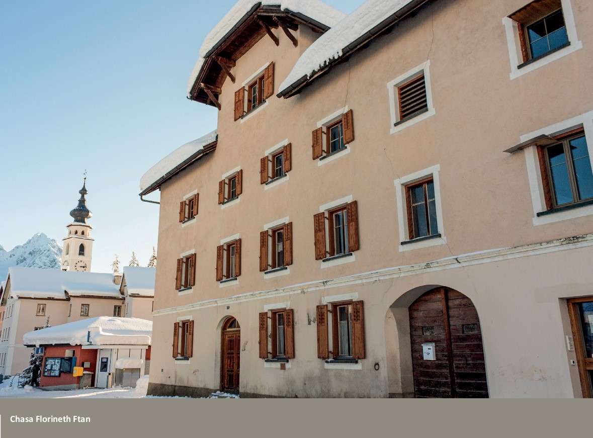 Historisches Gebäude im Schnee