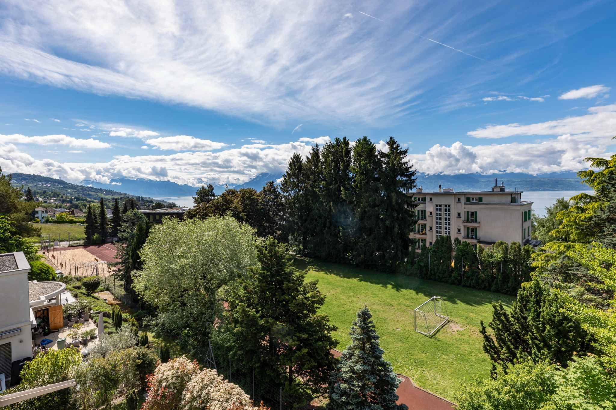 Seeblick mit großzügigem Garten