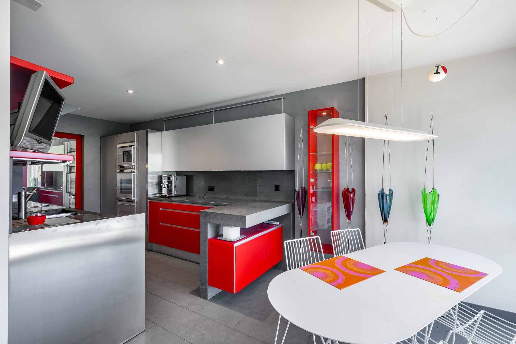 Moderne Designküche mit Essbereich
