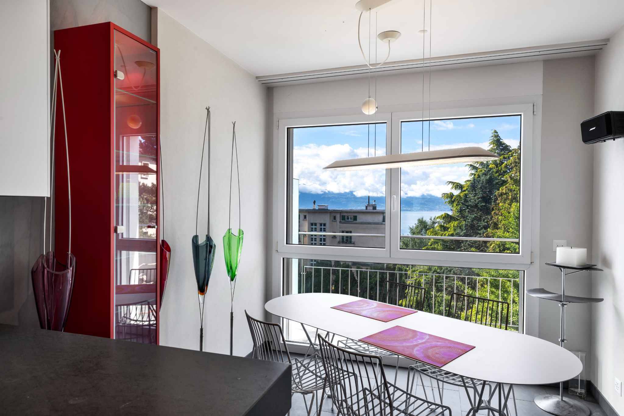 Moderner Essbereich mit Seeblick
