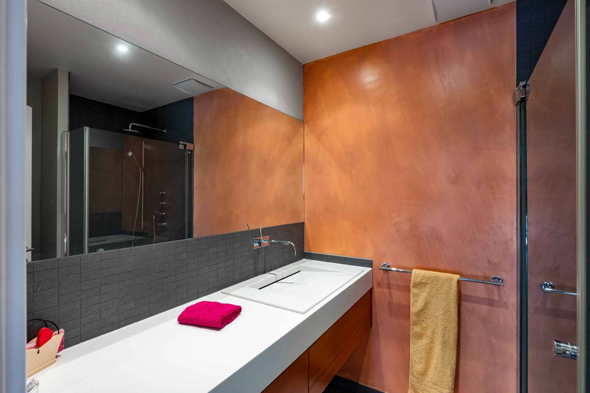 Modernes Badezimmer mit Holzpaneelen