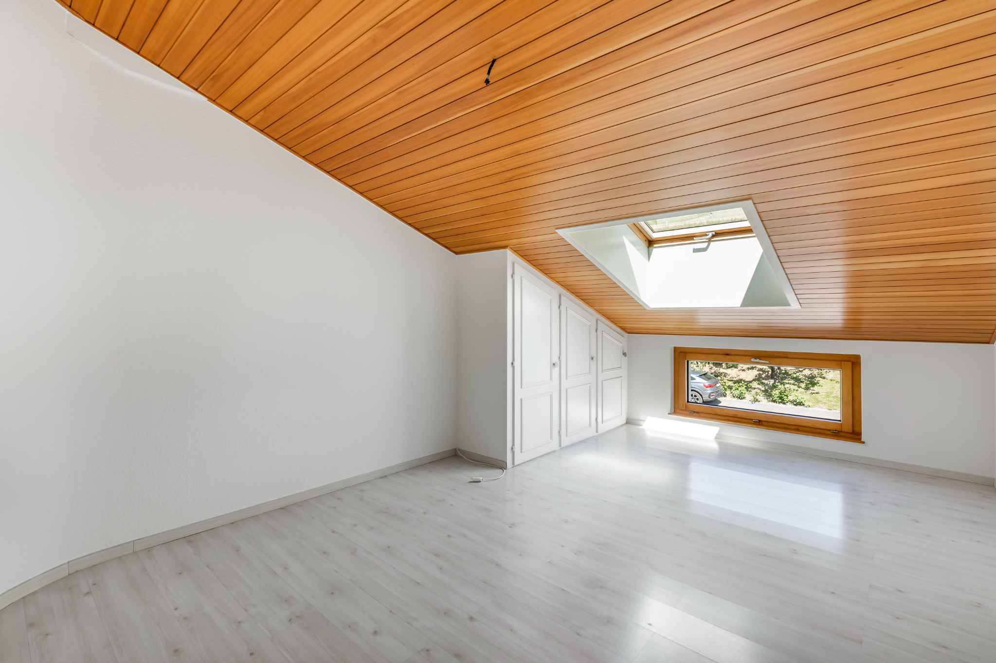 Heller Dachraum mit Holzdecke und Dachfenster