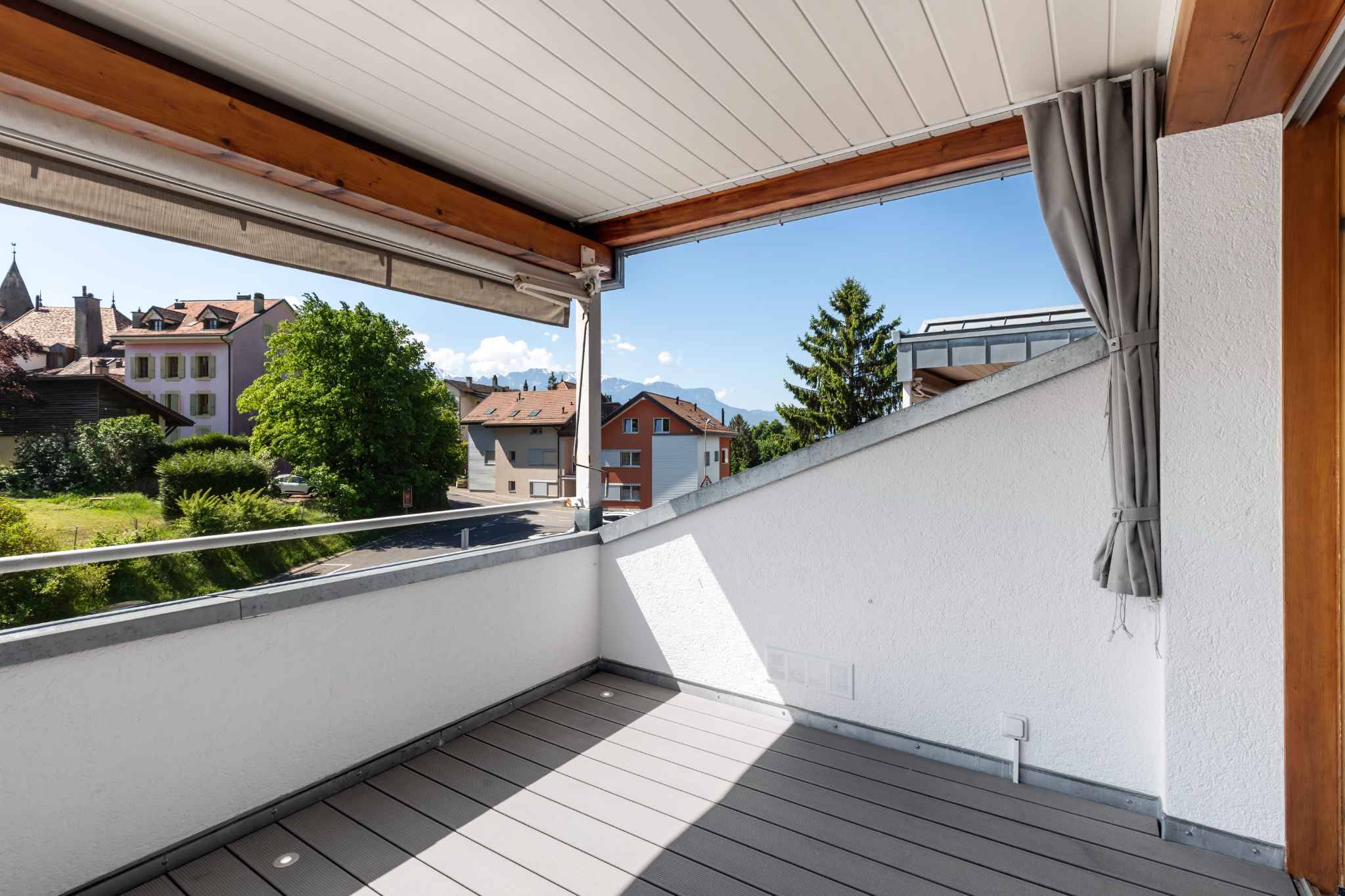 Überdachter Balkon mit Bergblick