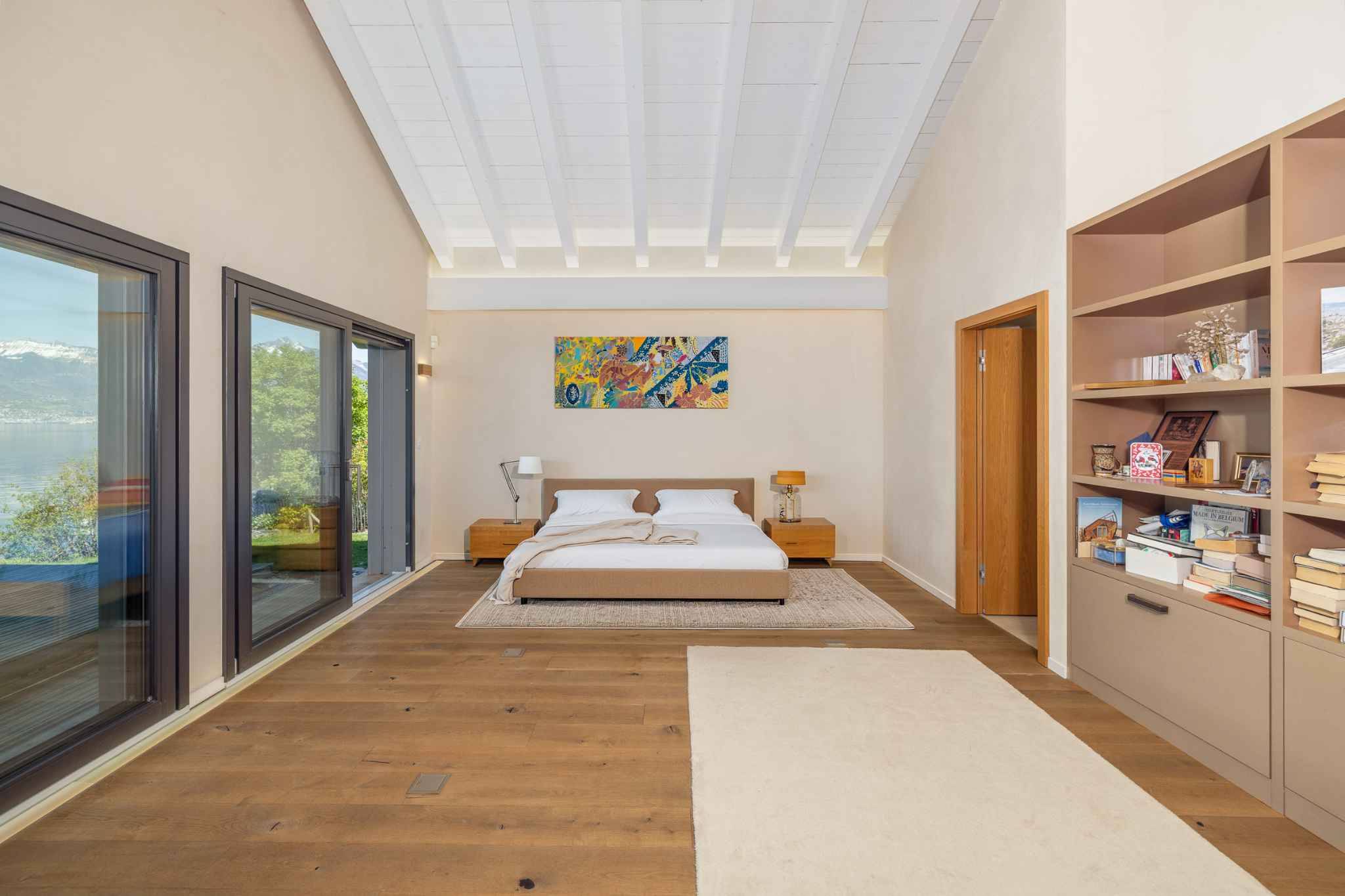 Helles Schlafzimmer mit Seeblick