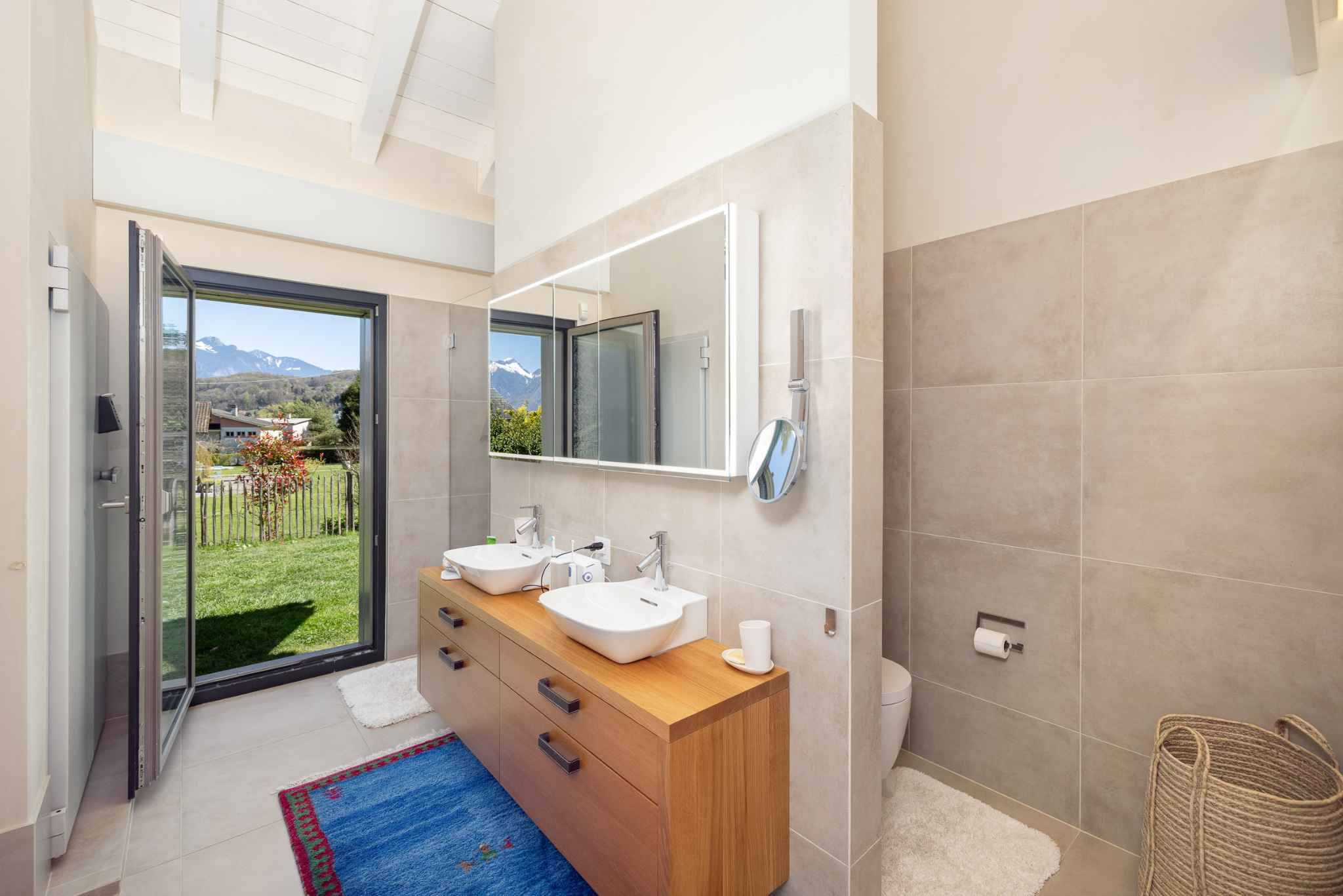 Helles Badezimmer mit Bergblick