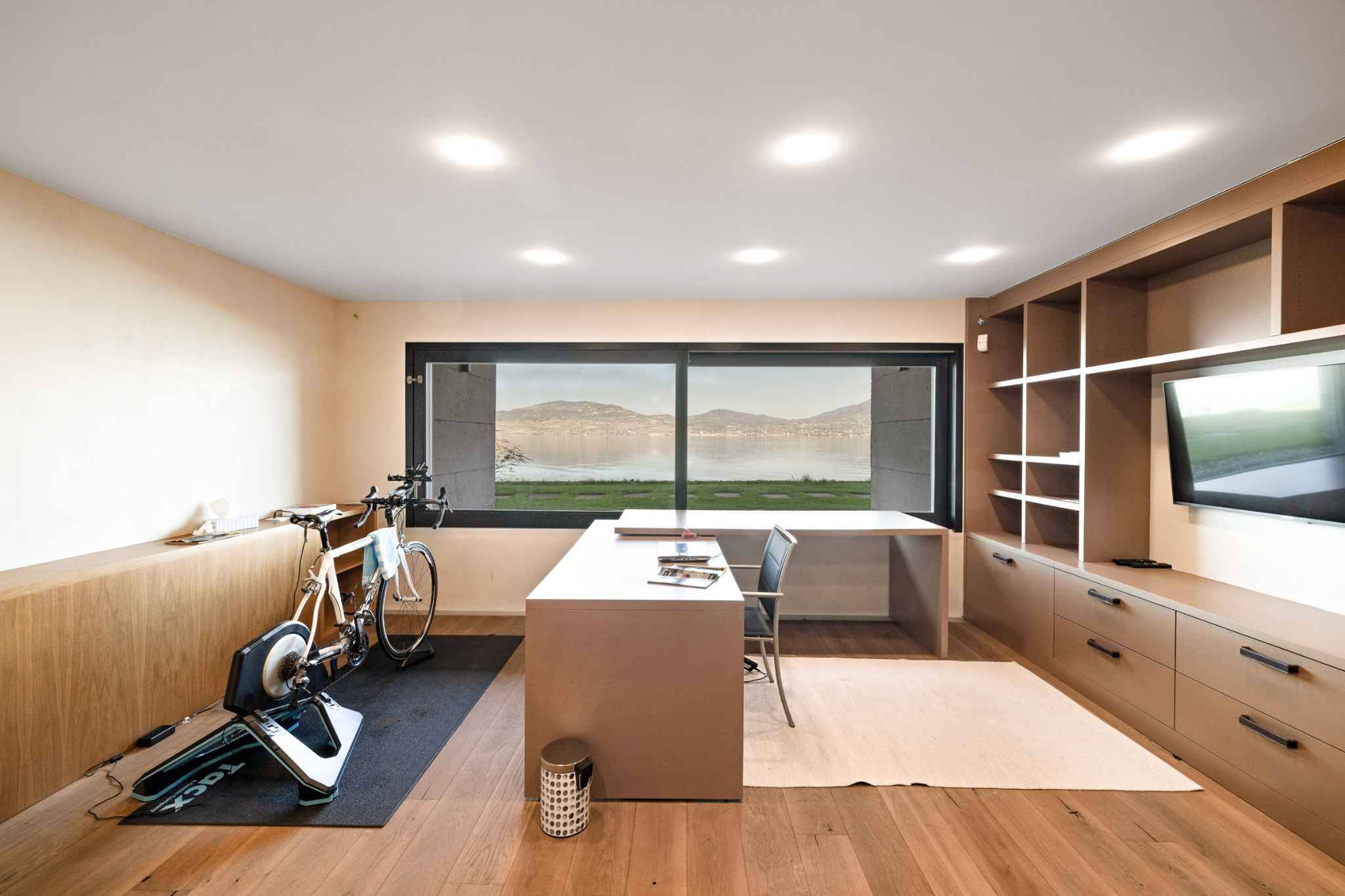 Modernes Arbeitszimmer mit Seeblick