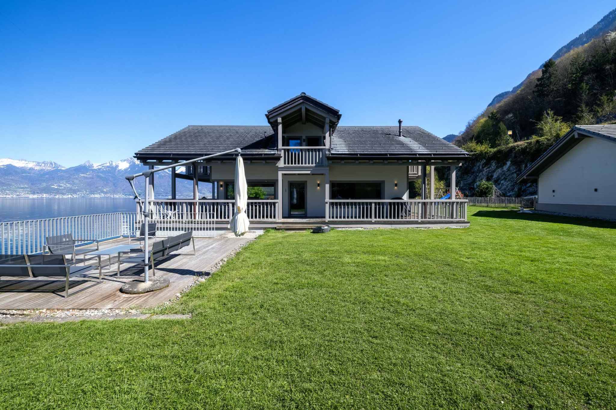 Seeblick mit Haus und Garten
