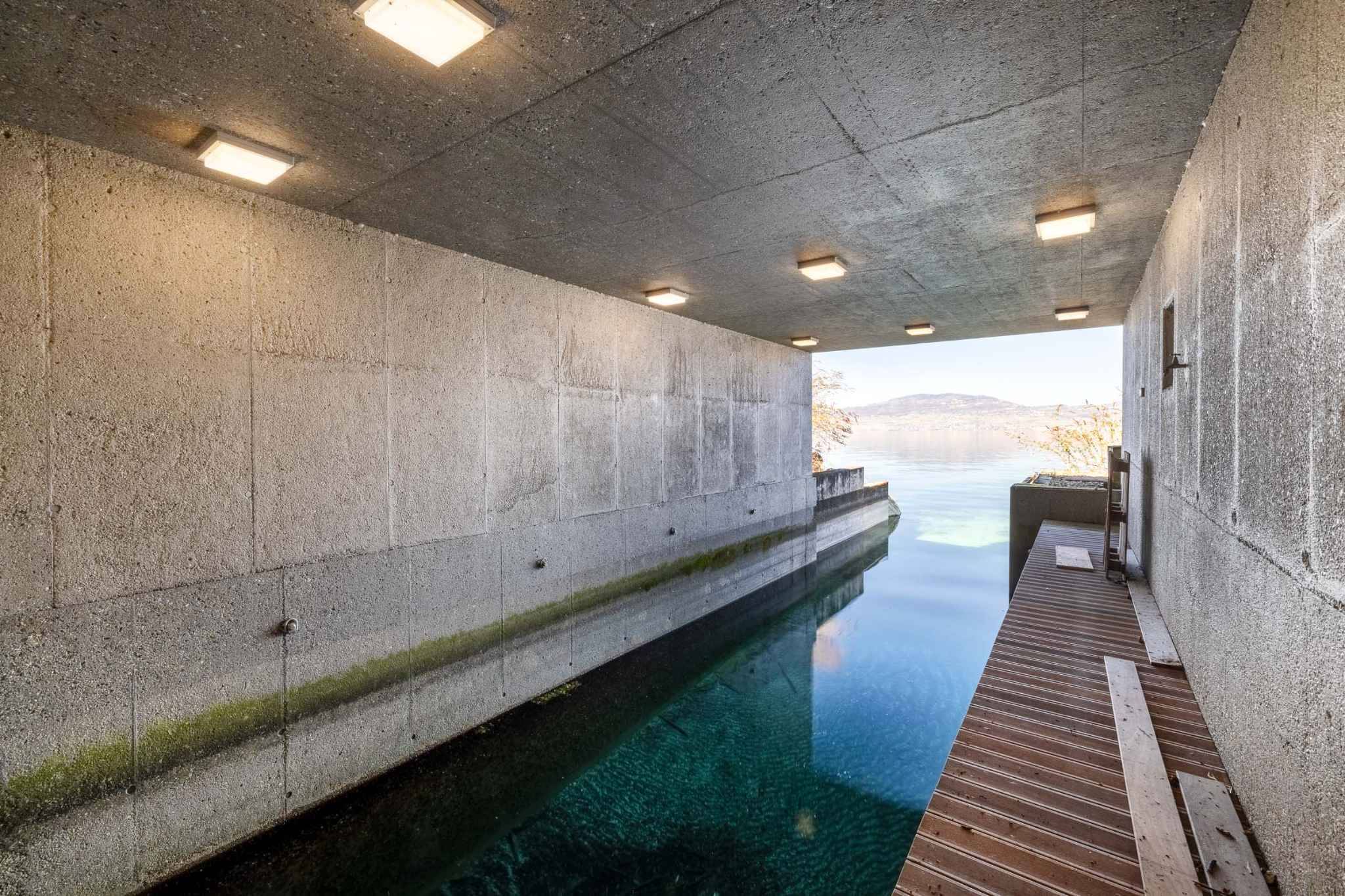 Überdachter Poolbereich mit Blick auf den See