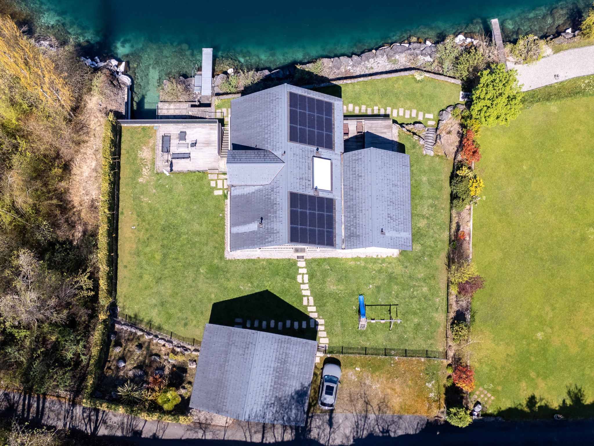 Luftaufnahme eines Hauses am Wasser