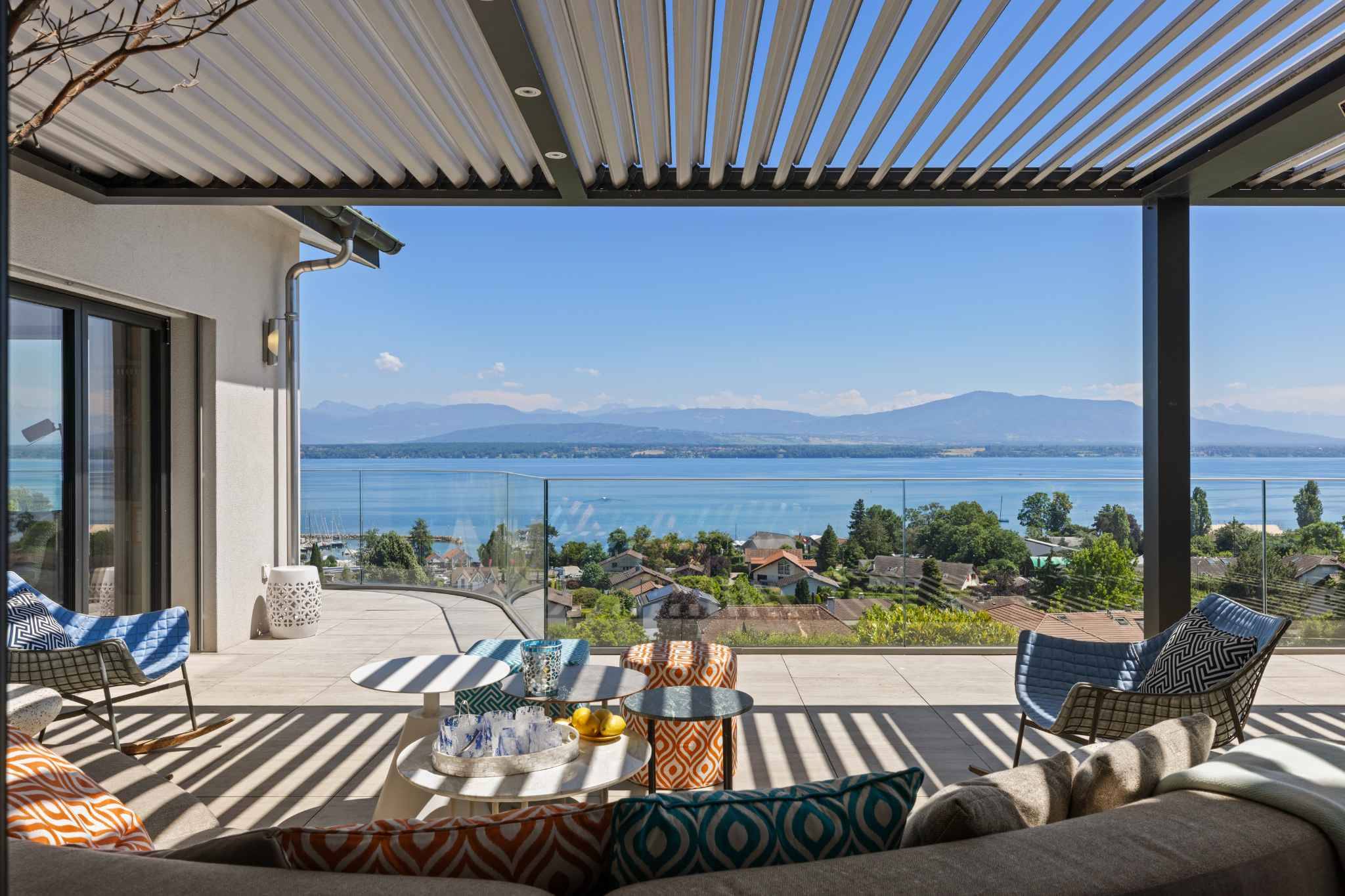 Überdachte Terrasse mit Seeblick