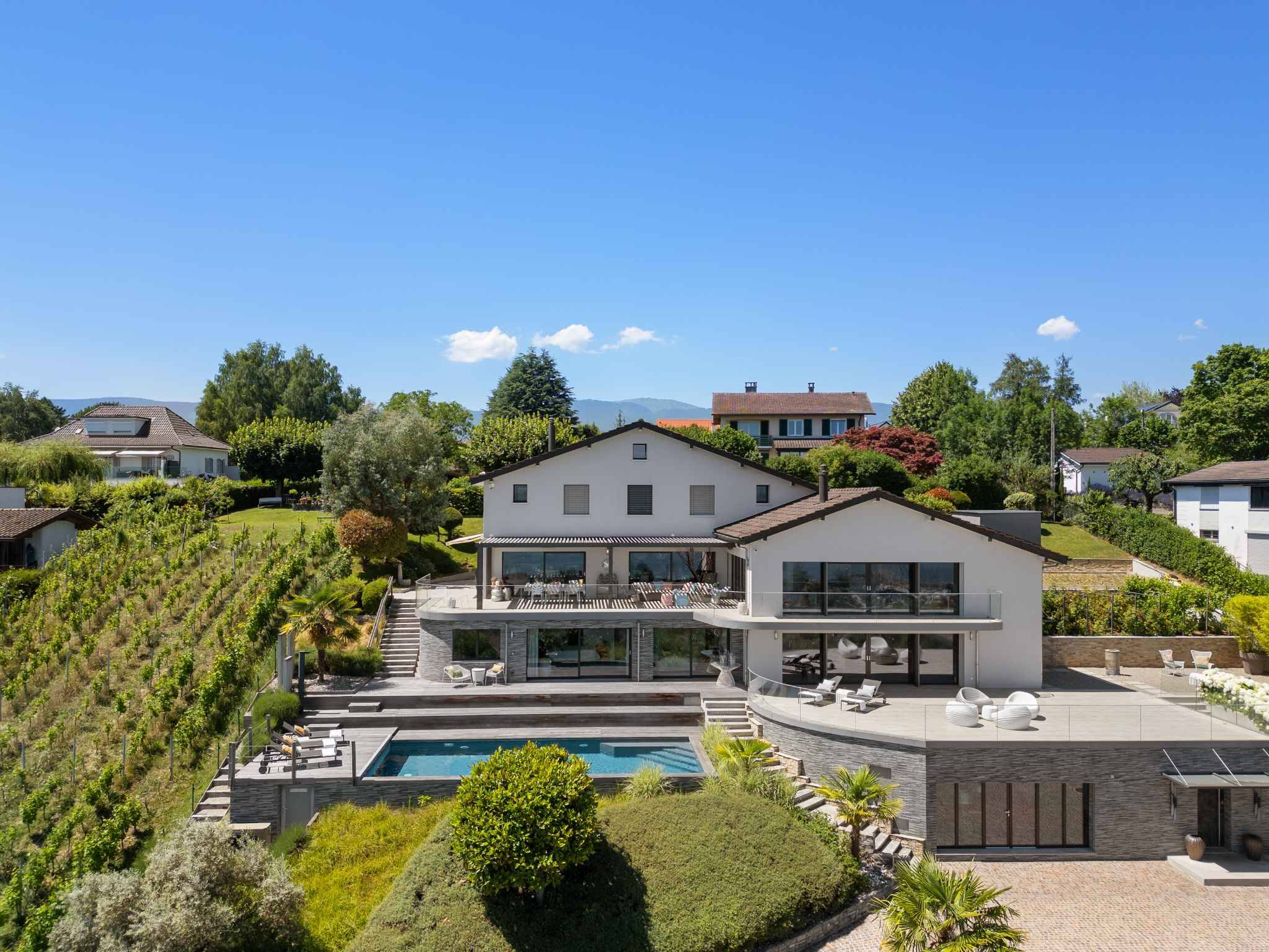 Luxuriöses Anwesen mit Pool und Gartenhang