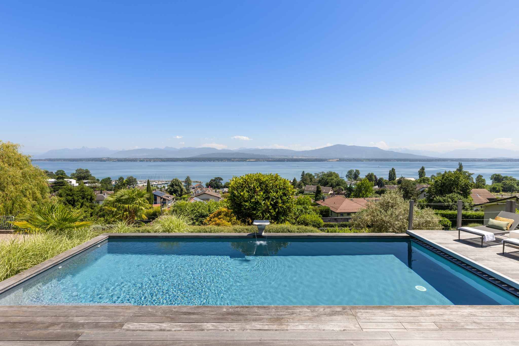 Poolterrasse mit Seeblick