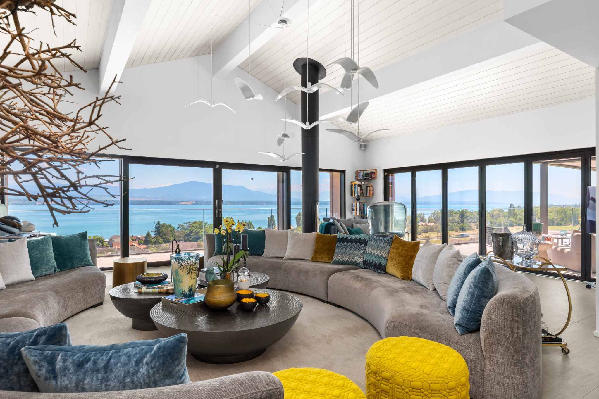 Luxuriöses Wohnzimmer mit Seeblick