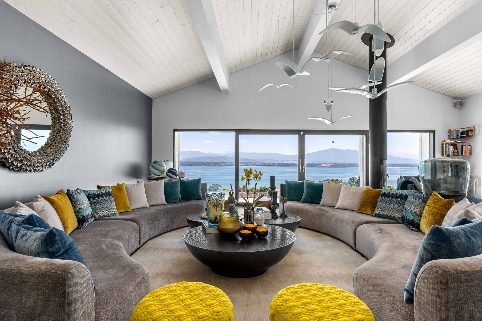Rundes Wohnzimmer mit Seeblick