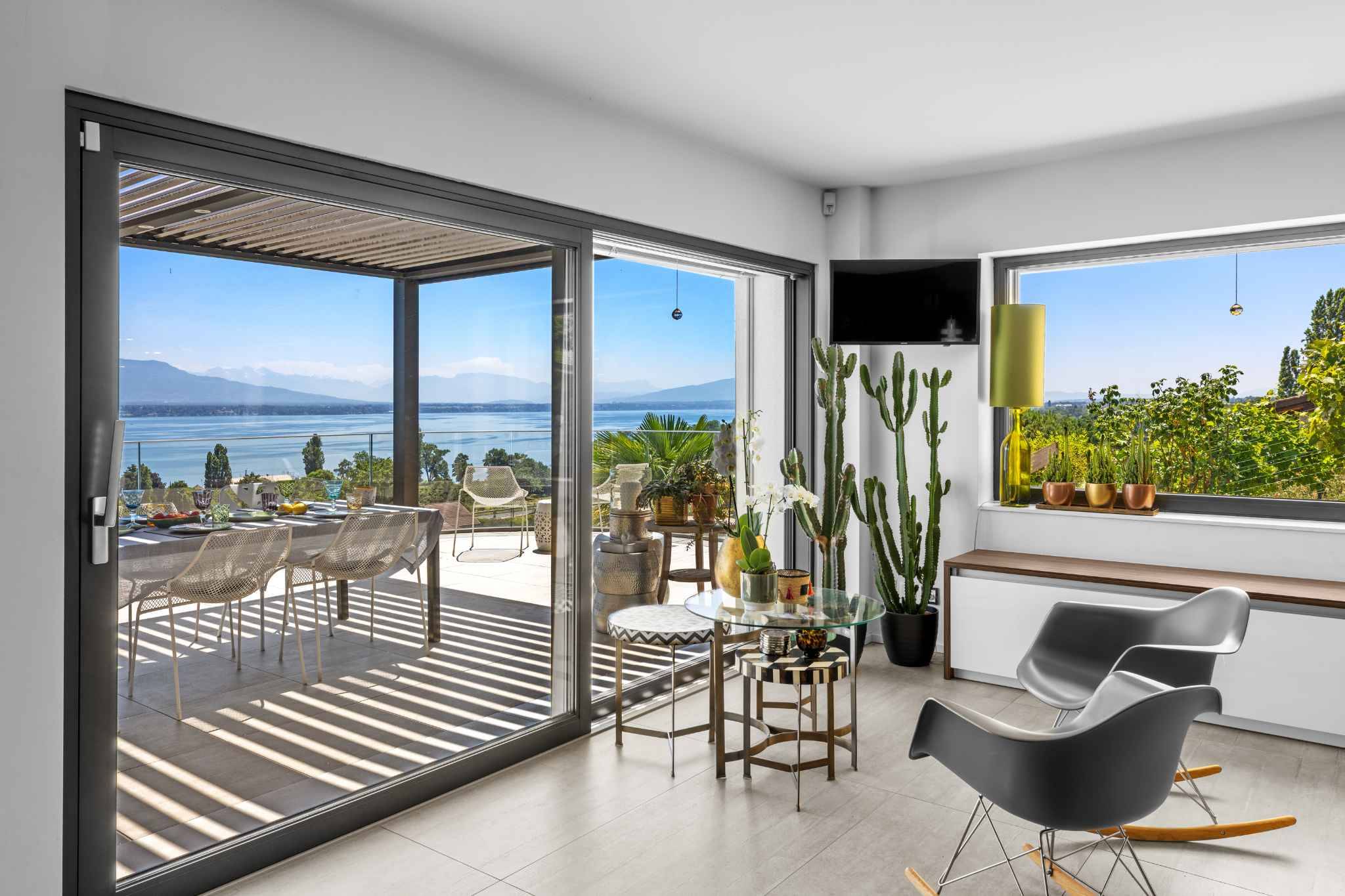 Helles Wohn- bzw. Esszimmer mit Seeblick und großer Terrasse