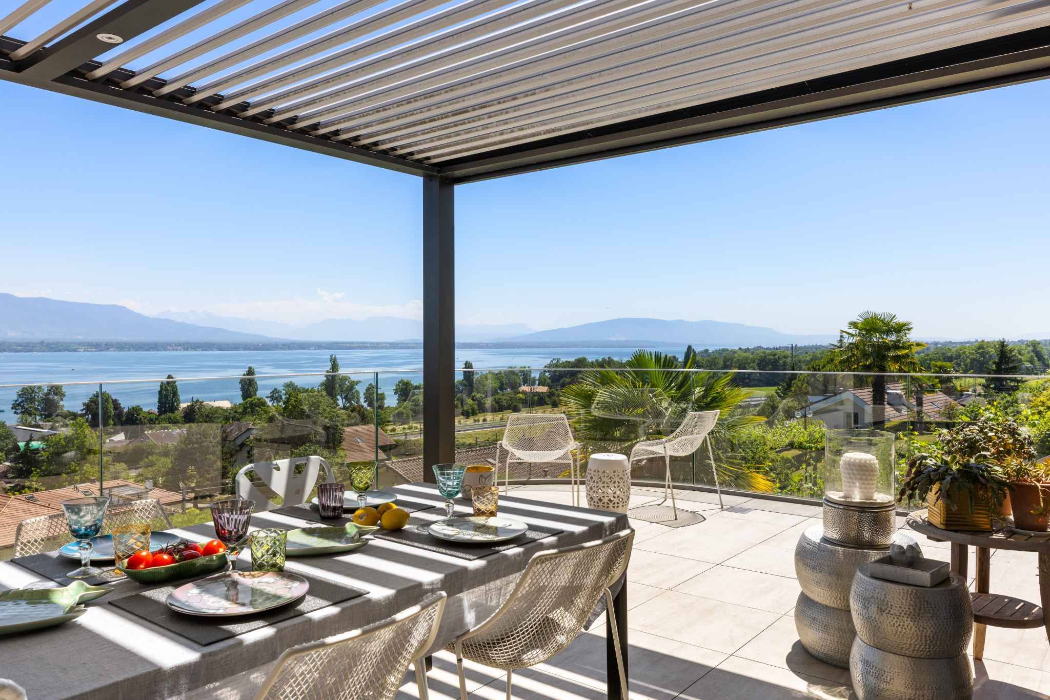 Überdachte Terrasse mit Seeblick