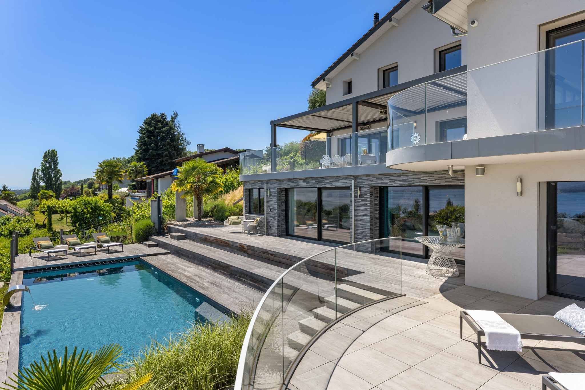 Luxuriöse Villa mit Pool und Terrasse