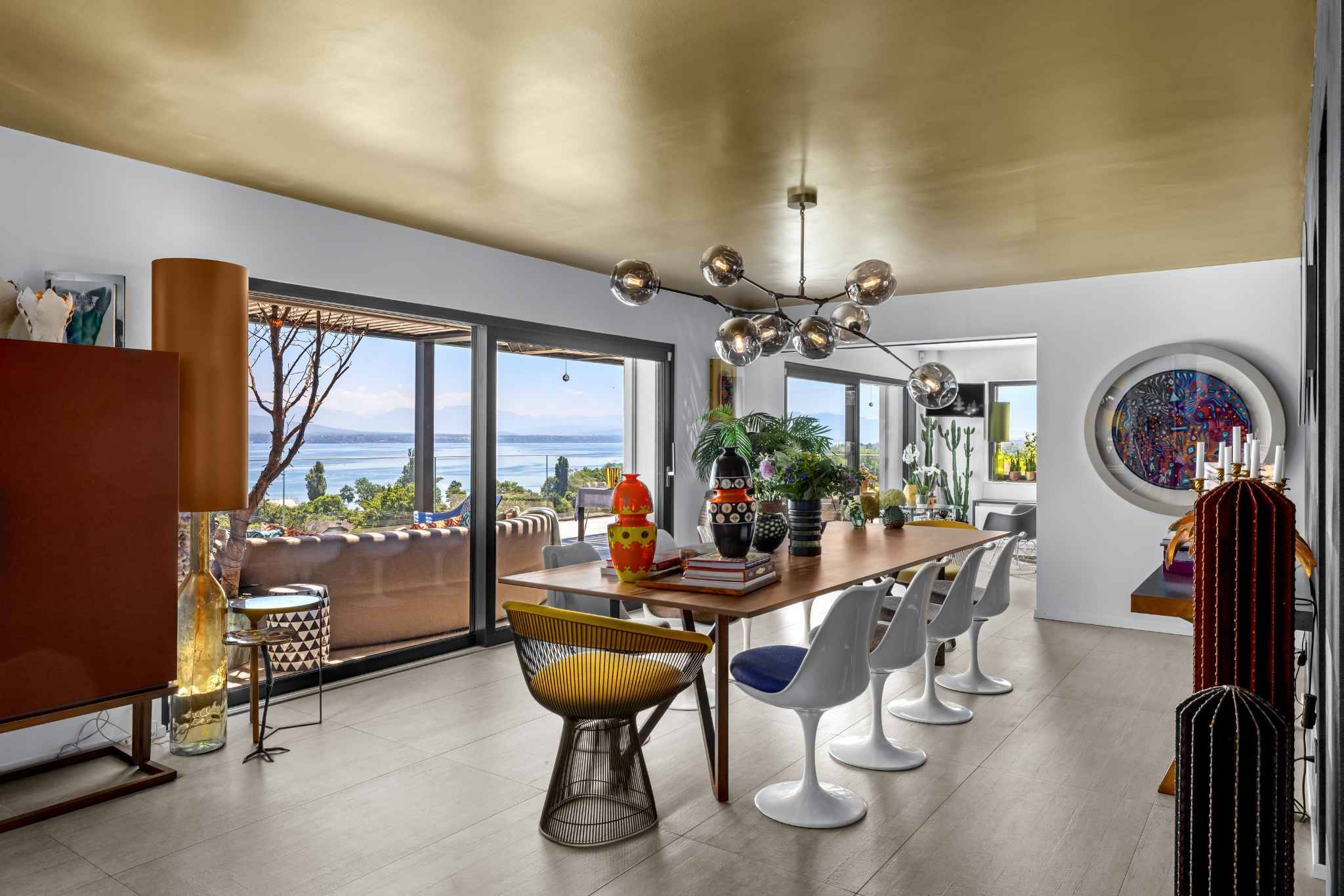 Esszimmer mit Seeblick und Designmöbeln
