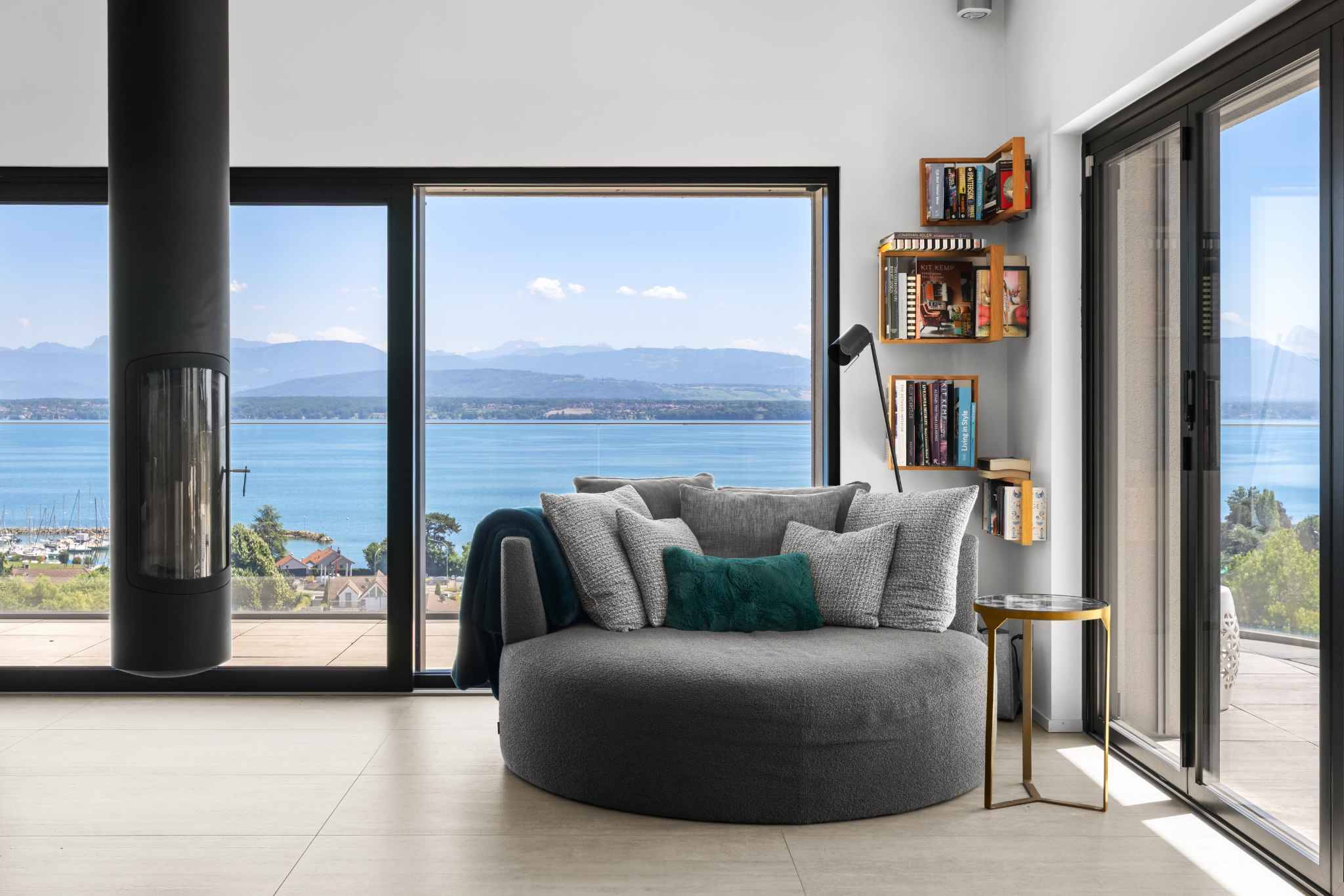 Moderner Wohnraum mit Seeblick