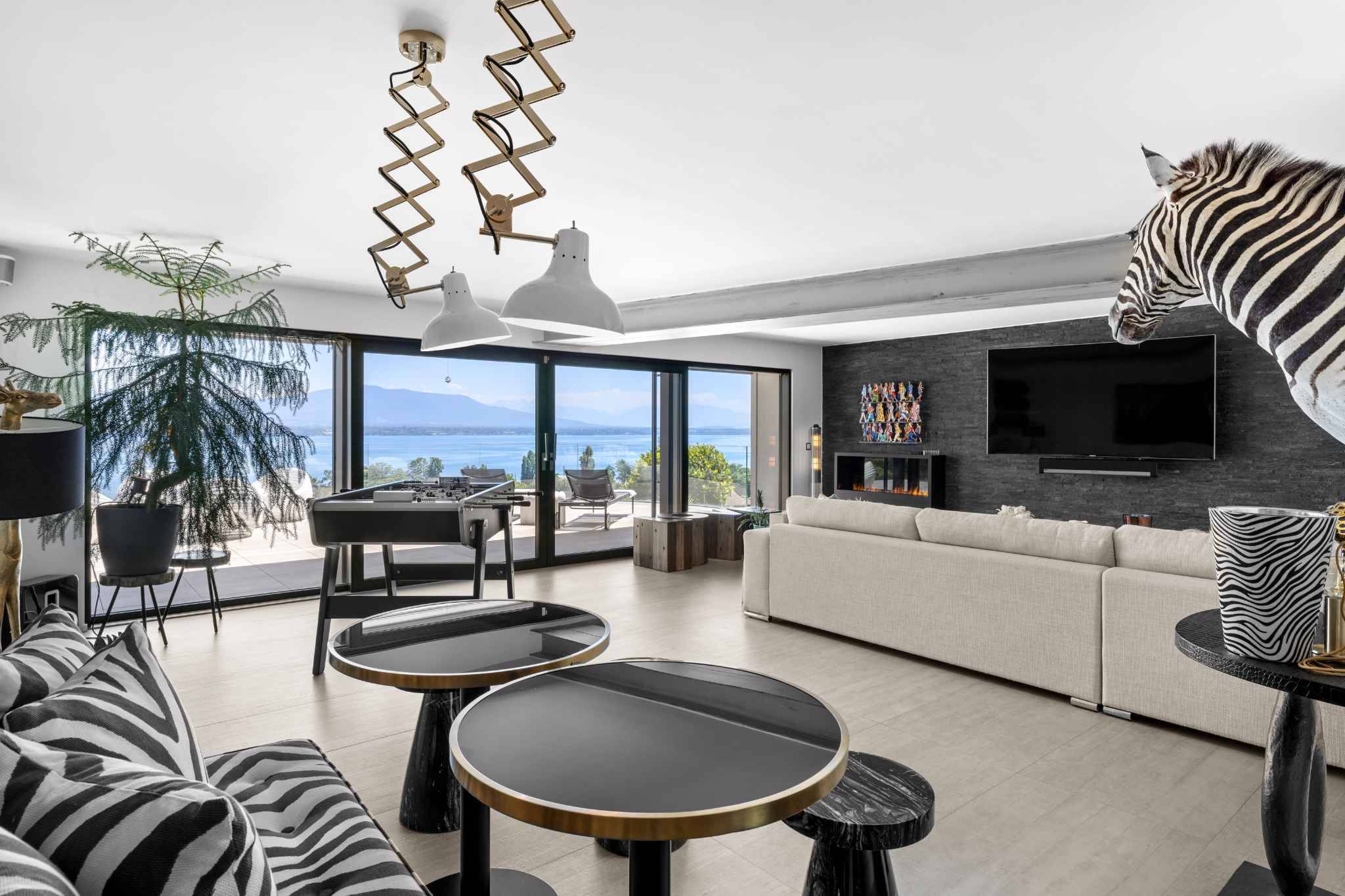 Luxuriöses Wohnzimmer mit Seeblick