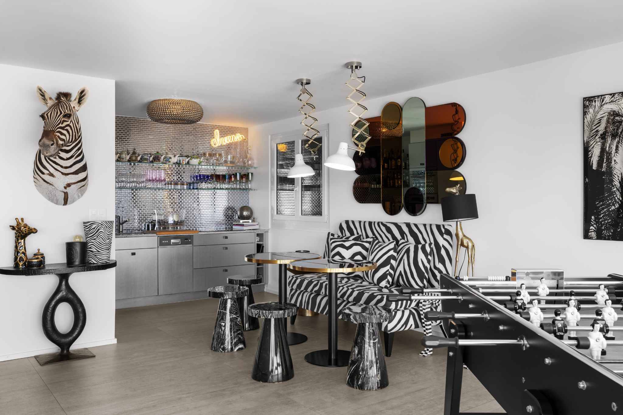 Extravaganter Wohnraum mit Hausbar und Tischkicker