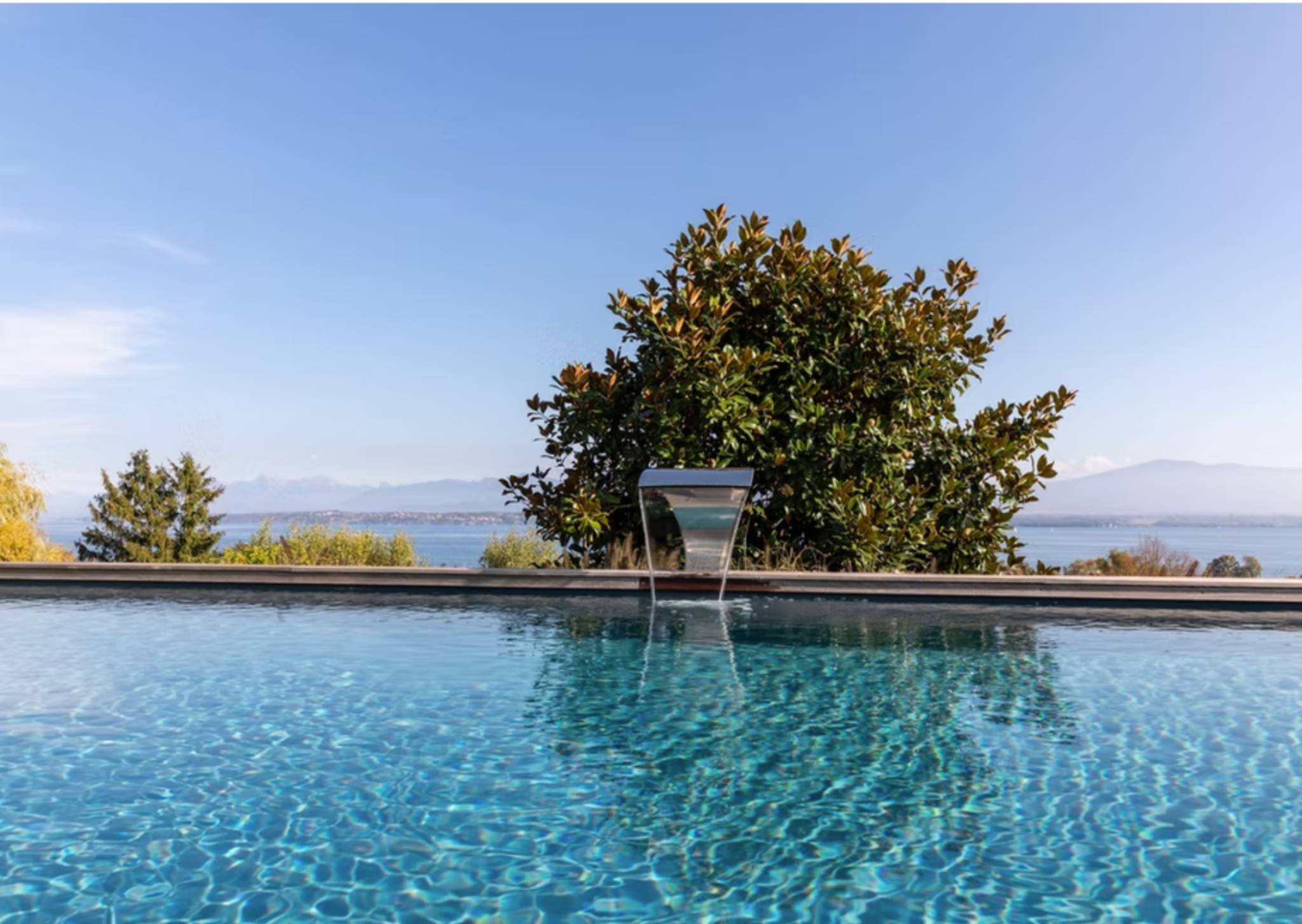 Pool mit Seeblick