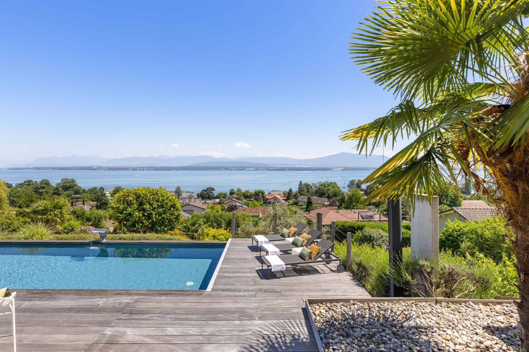 Poolterrasse mit Seeblick