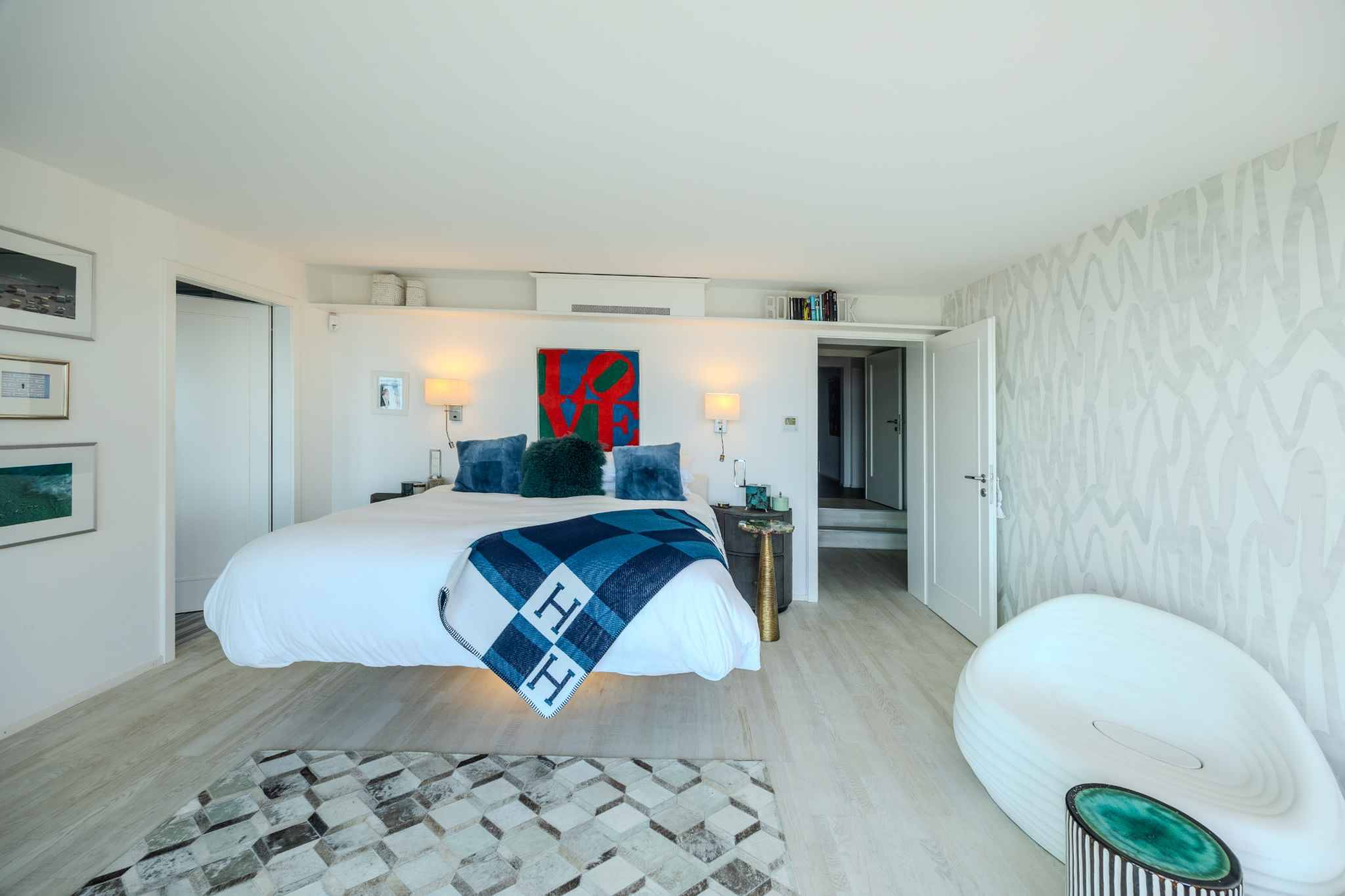 Modernes Schlafzimmer mit Kunstakzenten