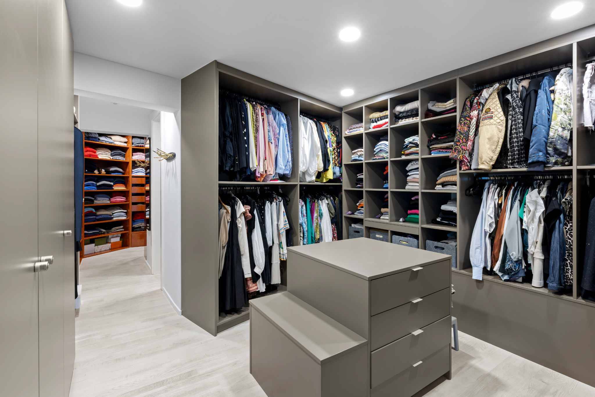 Begehbarer Kleiderschrank mit Einbauschränken
