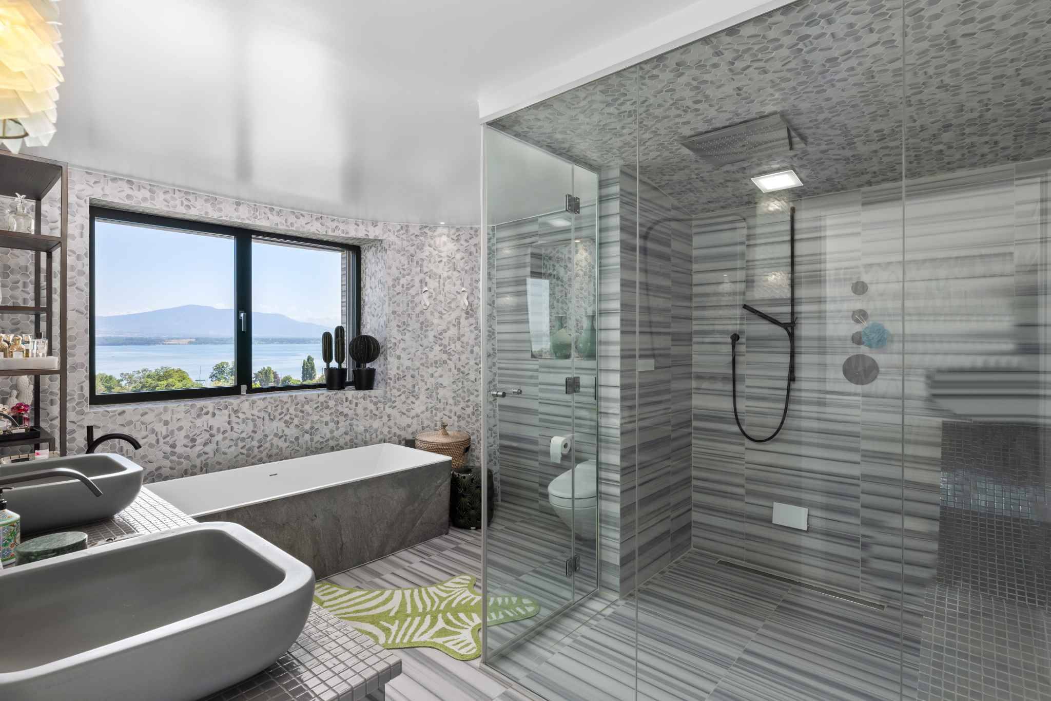 Luxuriöses Badezimmer mit Seeblick