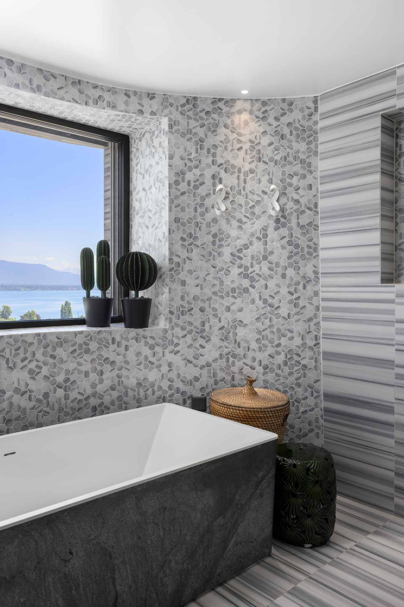 Modernes Badezimmer mit Blick ins Grüne