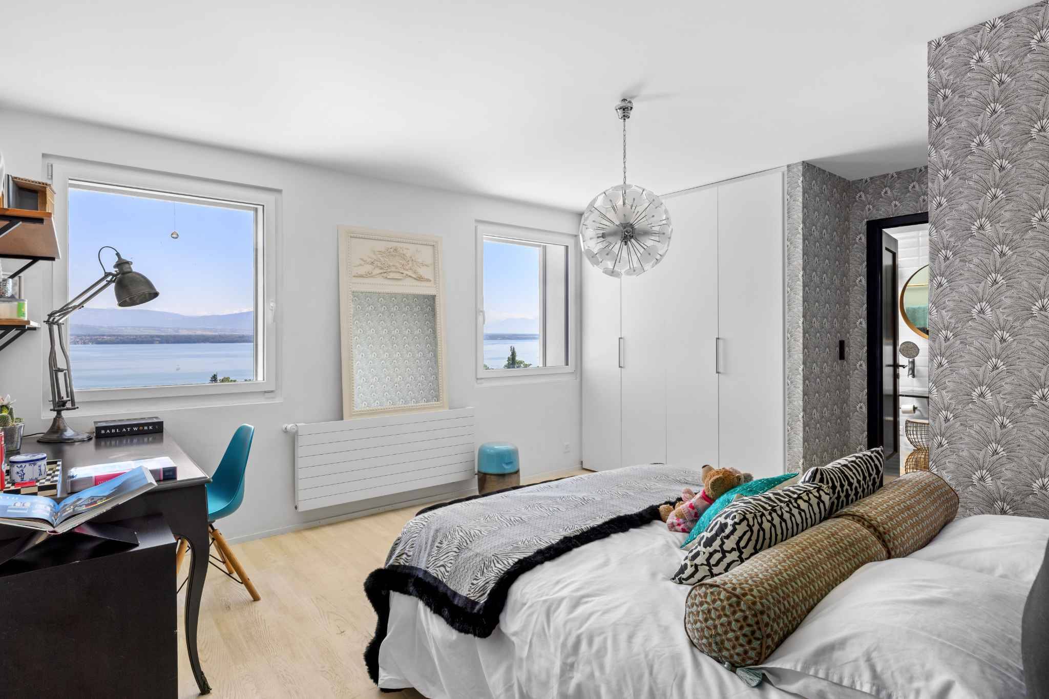 Helles Schlafzimmer mit Seeblick
