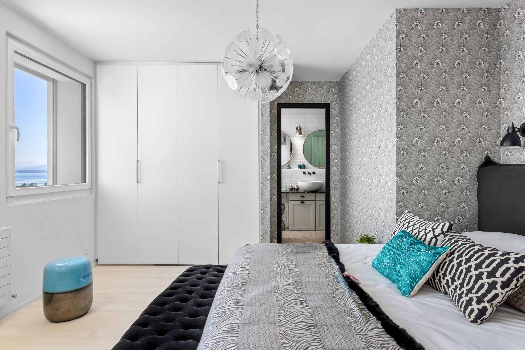 Modernes Schlafzimmer mit Meerblick