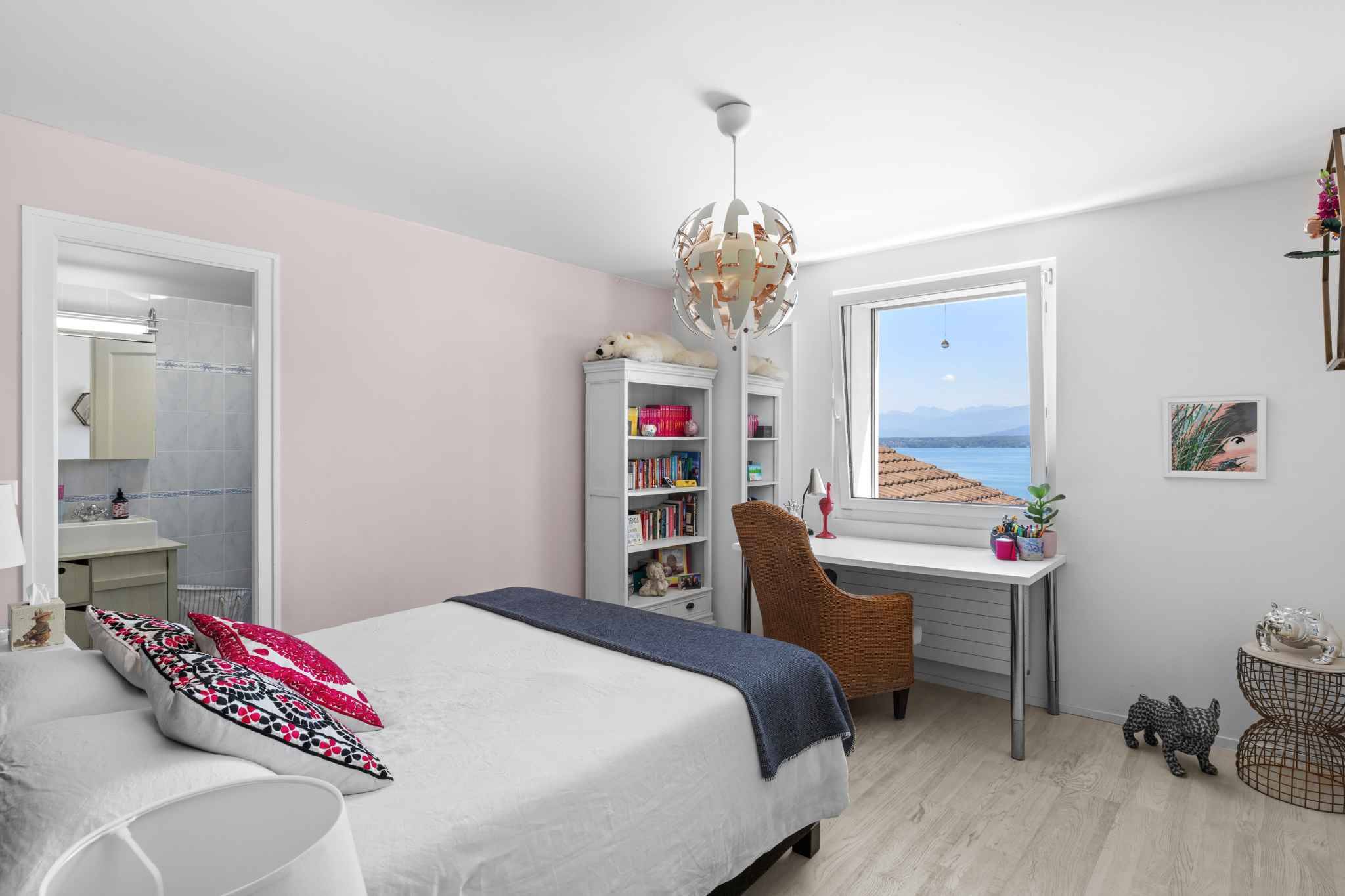 Helles Schlafzimmer mit Meerblick