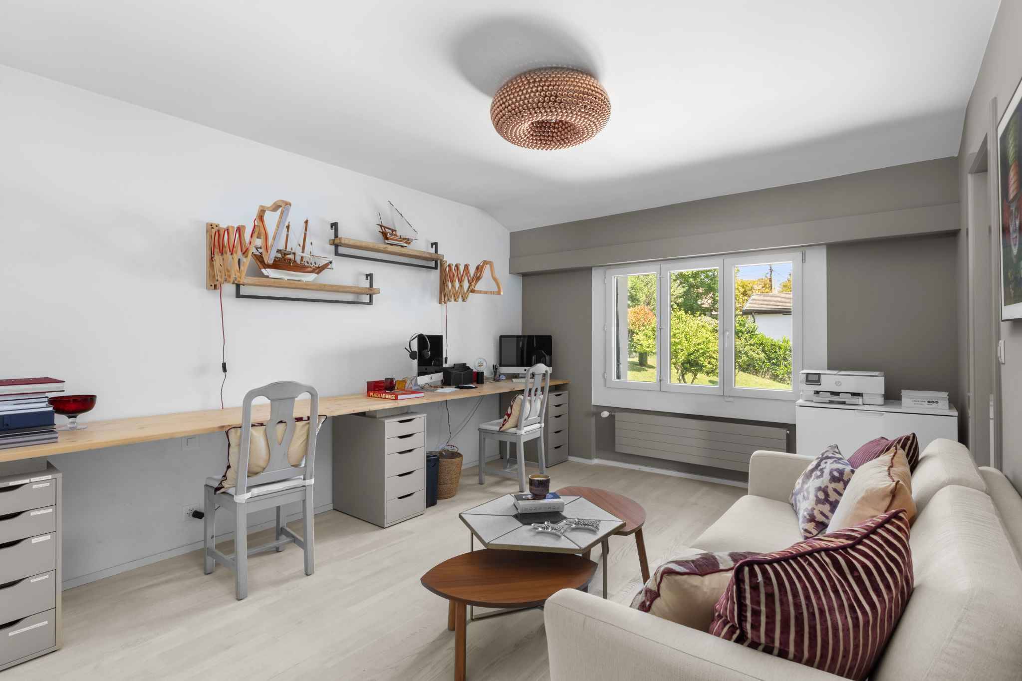 Helles Arbeitszimmer mit Wohnbereich