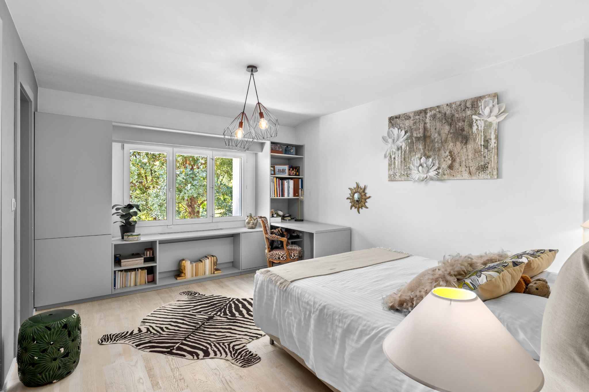 Modernes Schlafzimmer mit Fenster und Arbeitsbereich