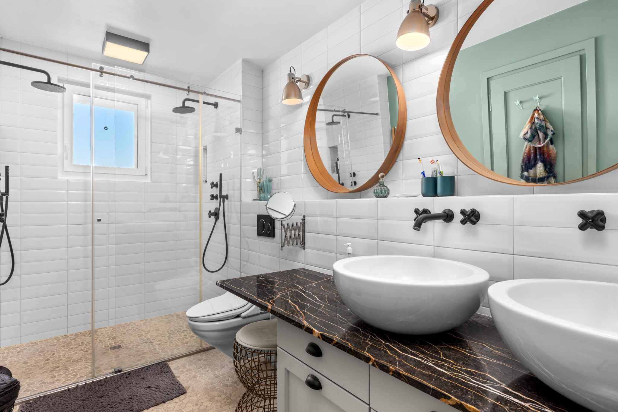 Modernes Badezimmer mit Doppelwaschtisch und begehbarer Dusche