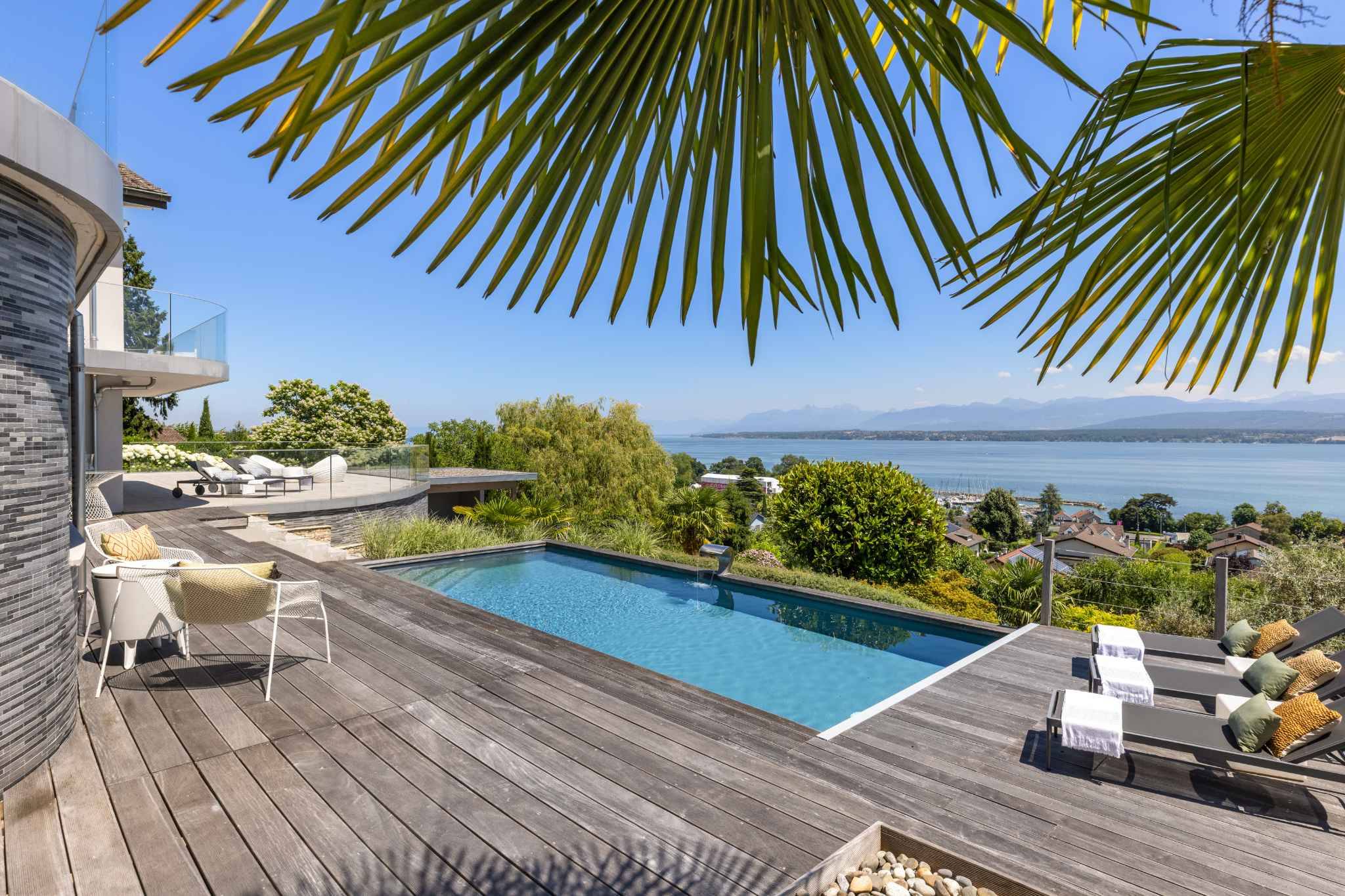 Poolterrasse mit Seeblick