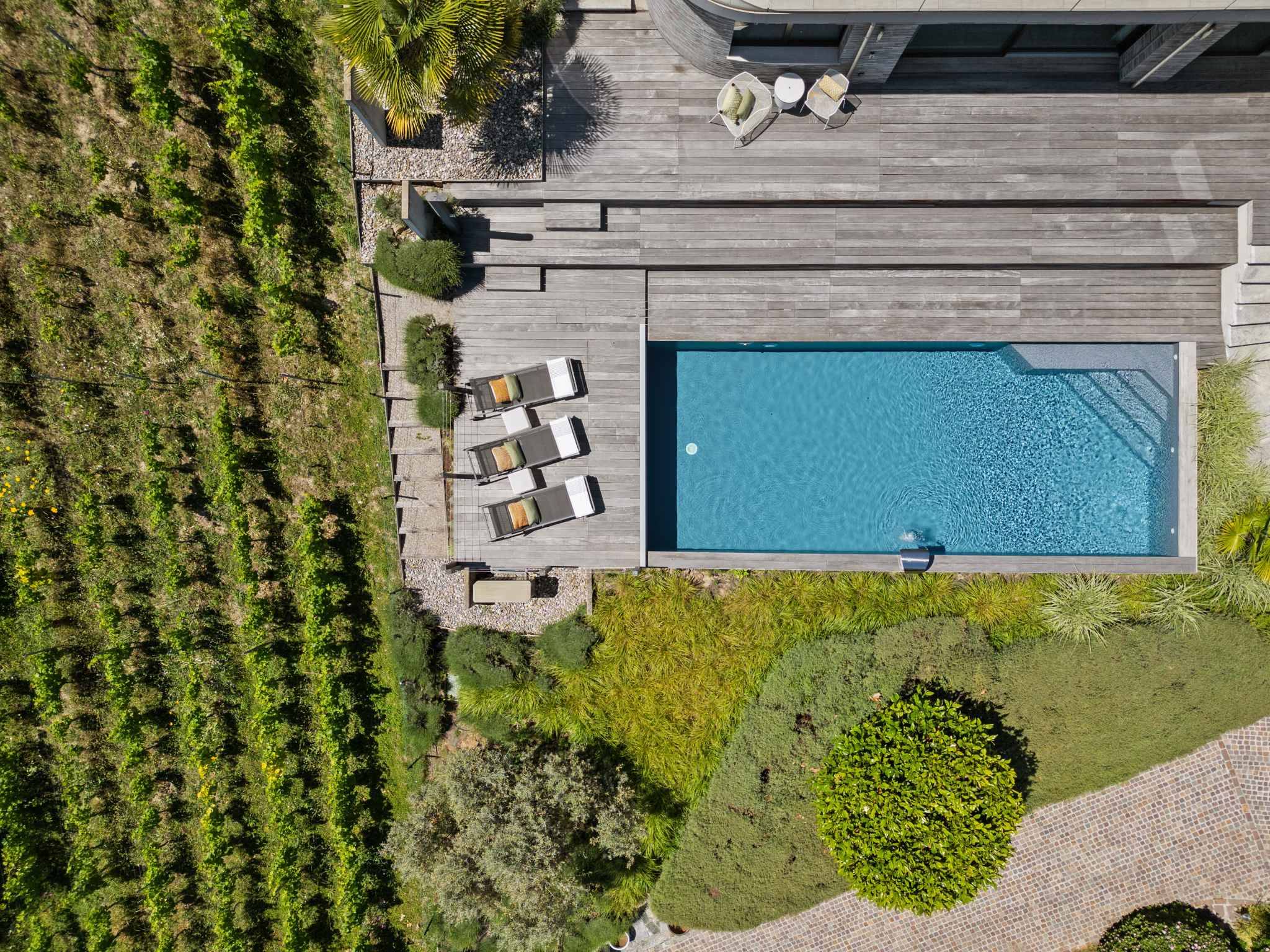 Aerialansicht einer modernen Außenanlage mit Pool und Sonnendeck