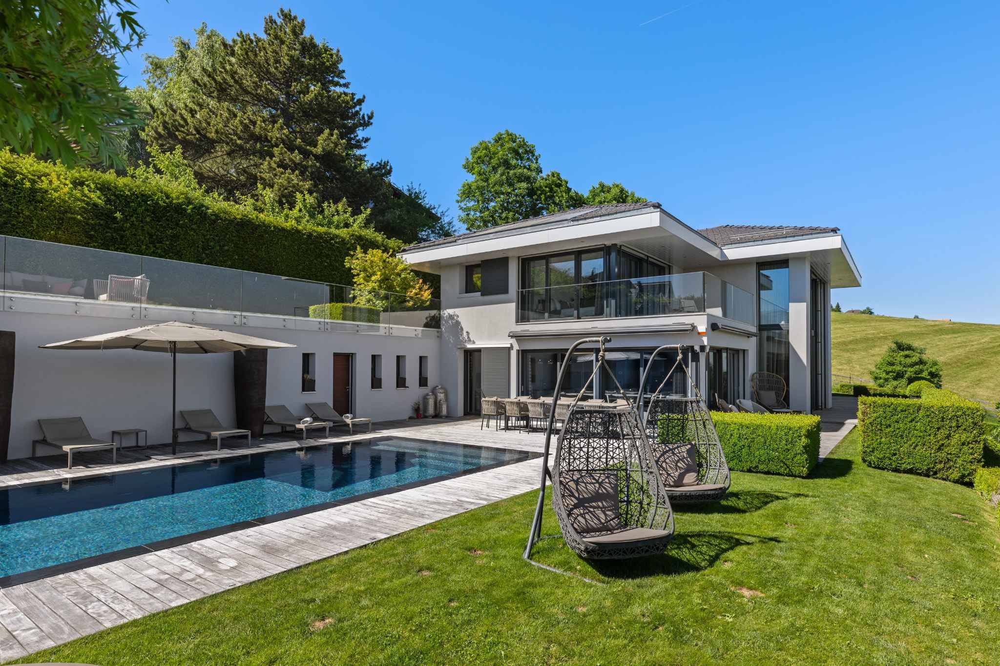 Luxuriöser Außenbereich mit Pool und moderner Villa
