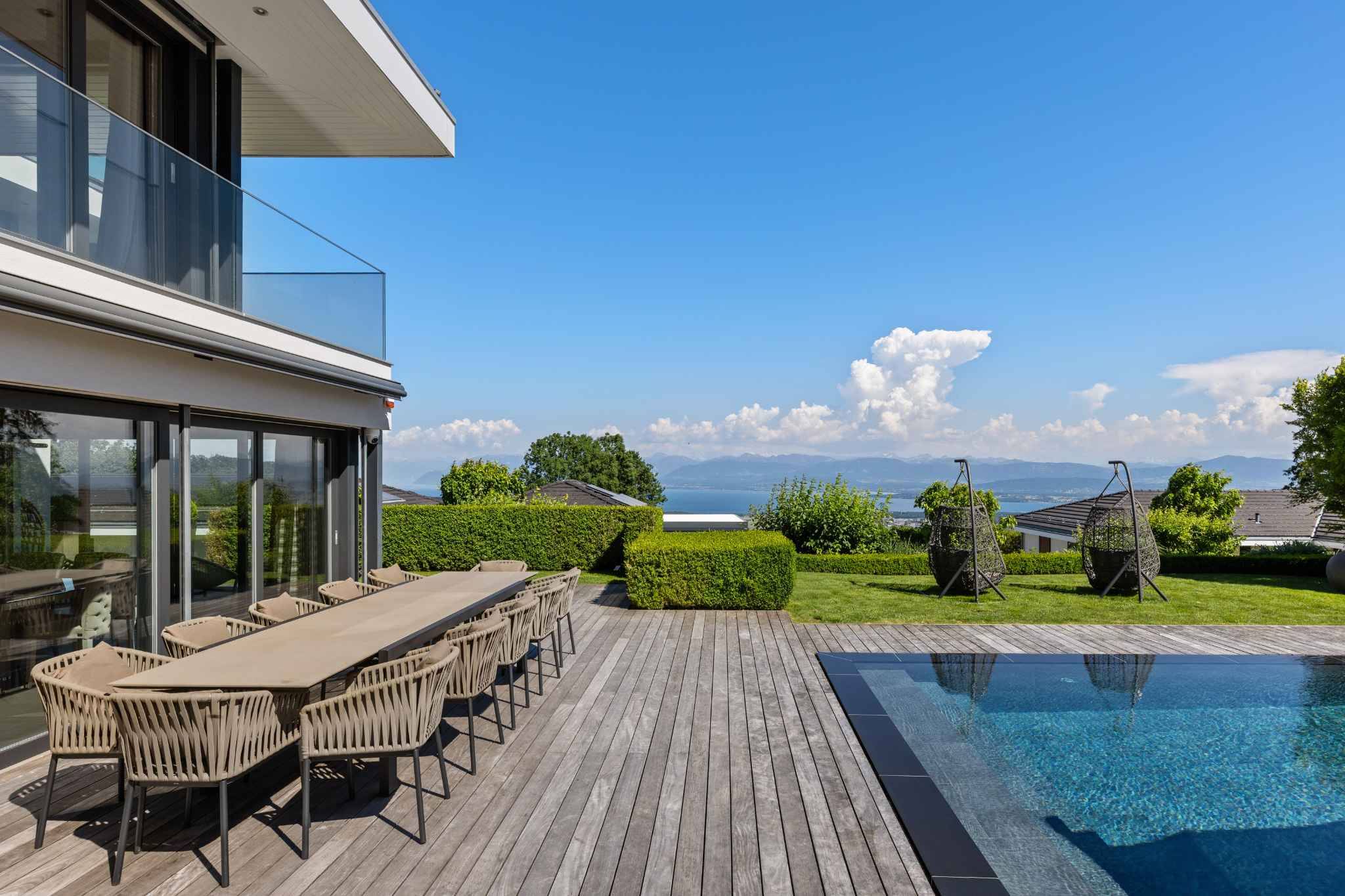 Luxuriöse Terrasse mit Pool und Seeblick
