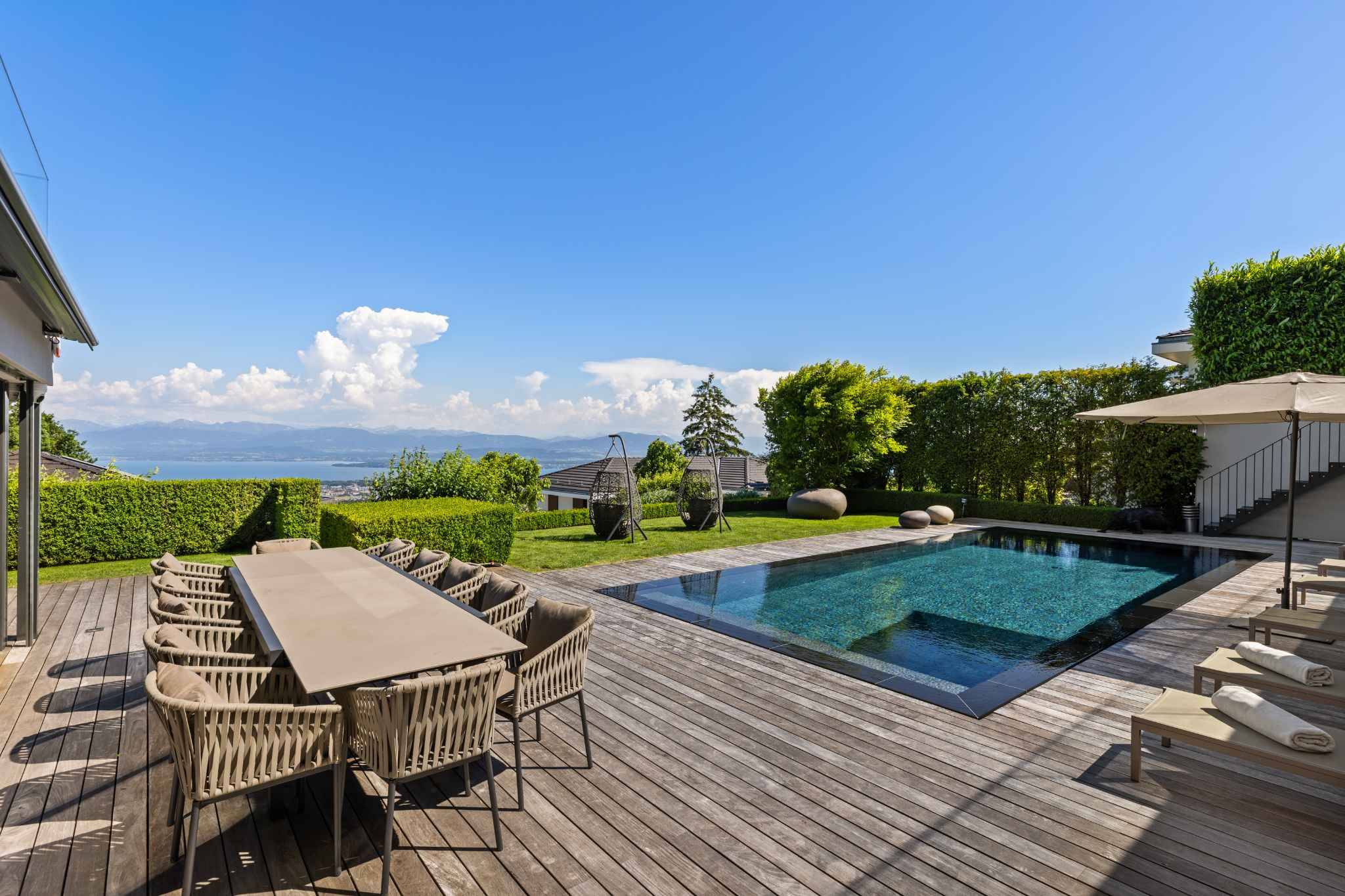 Poolterrasse mit Seeblick