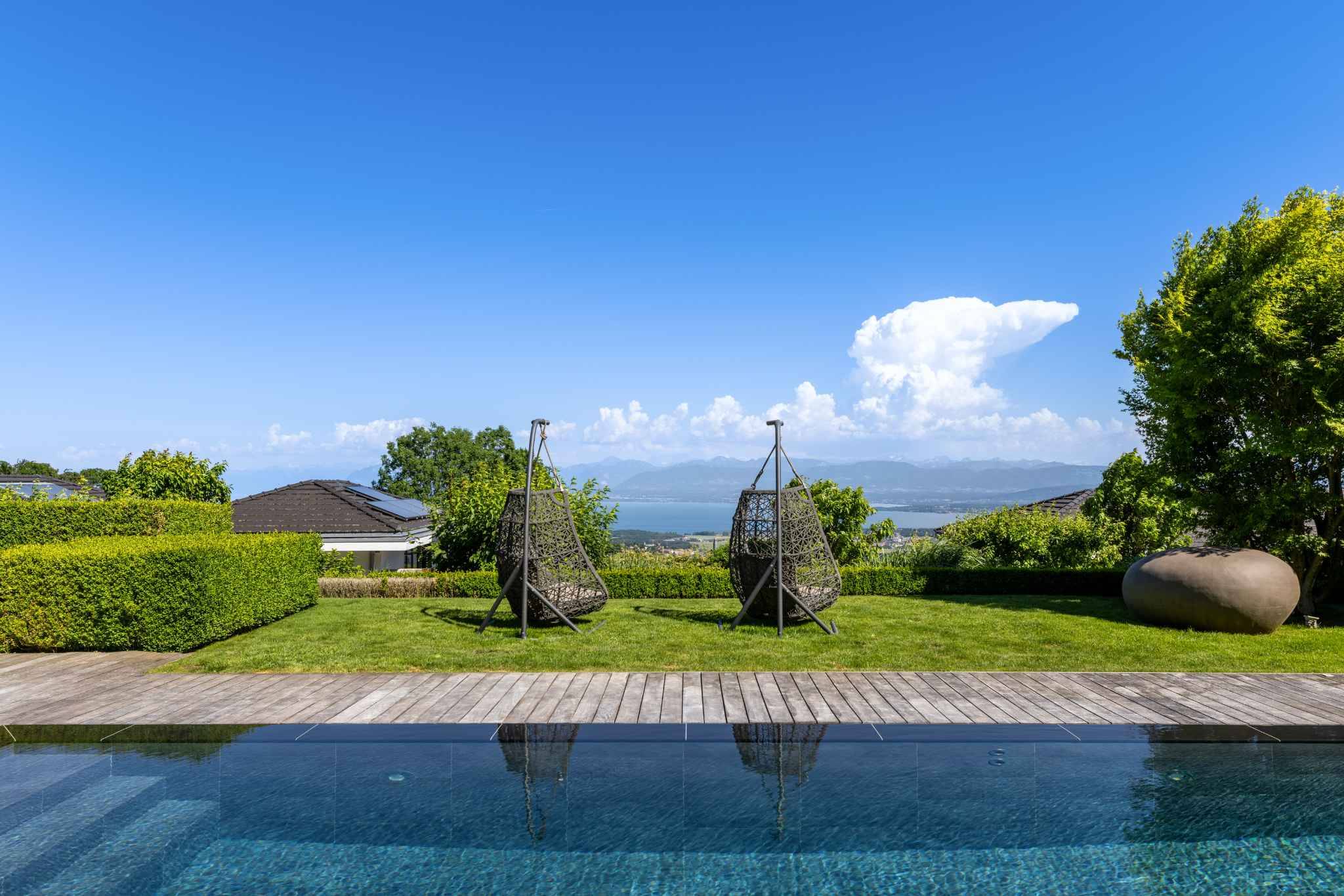 Poolbereich mit Panoramaausblick