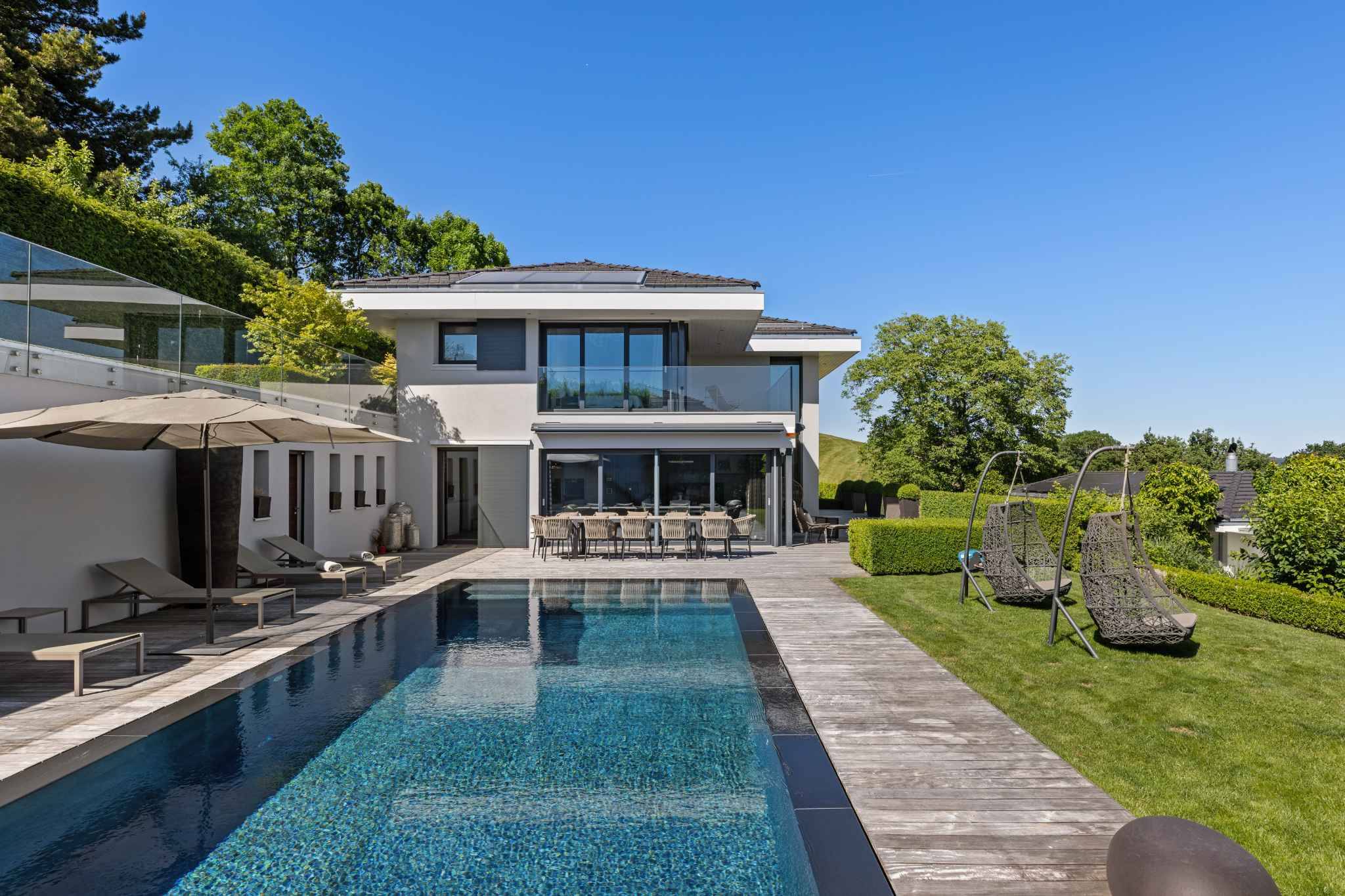 Luxuriöser Außenbereich mit Pool und moderner Villa