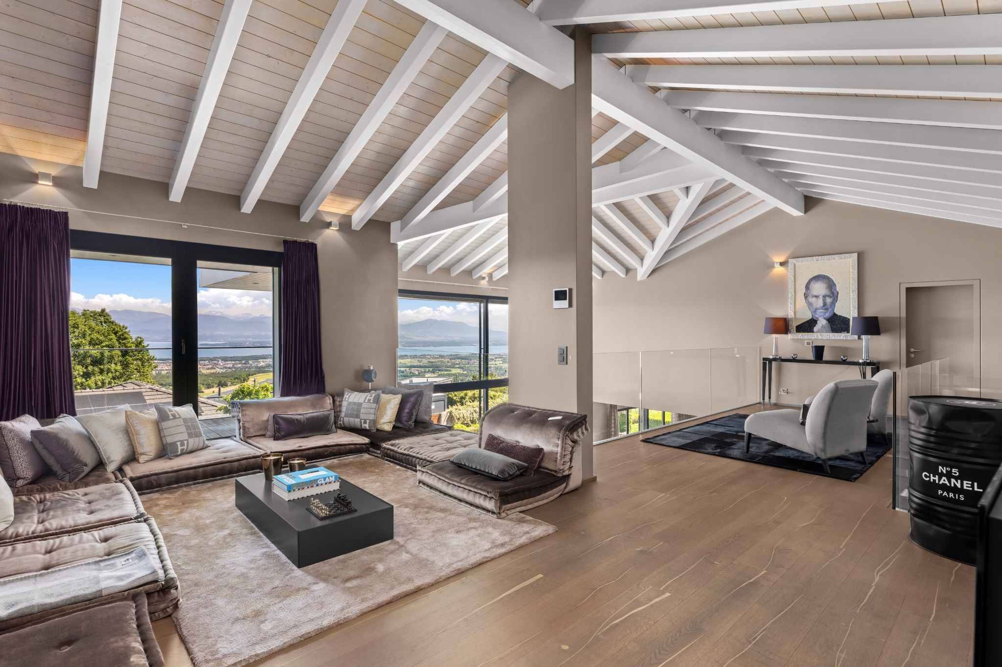 Helles Wohnzimmer mit Panoramablick