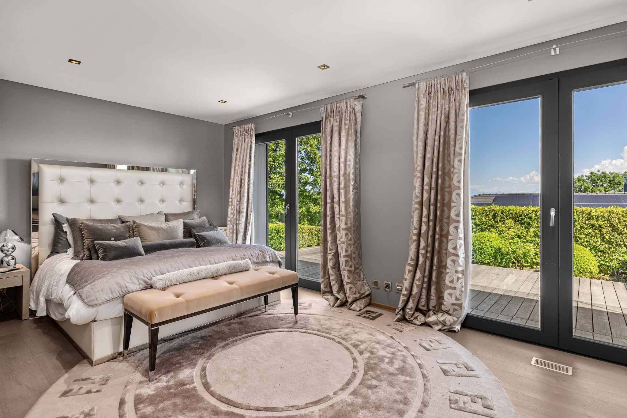 Helles Schlafzimmer mit Terrasse und großen Fensterfronten