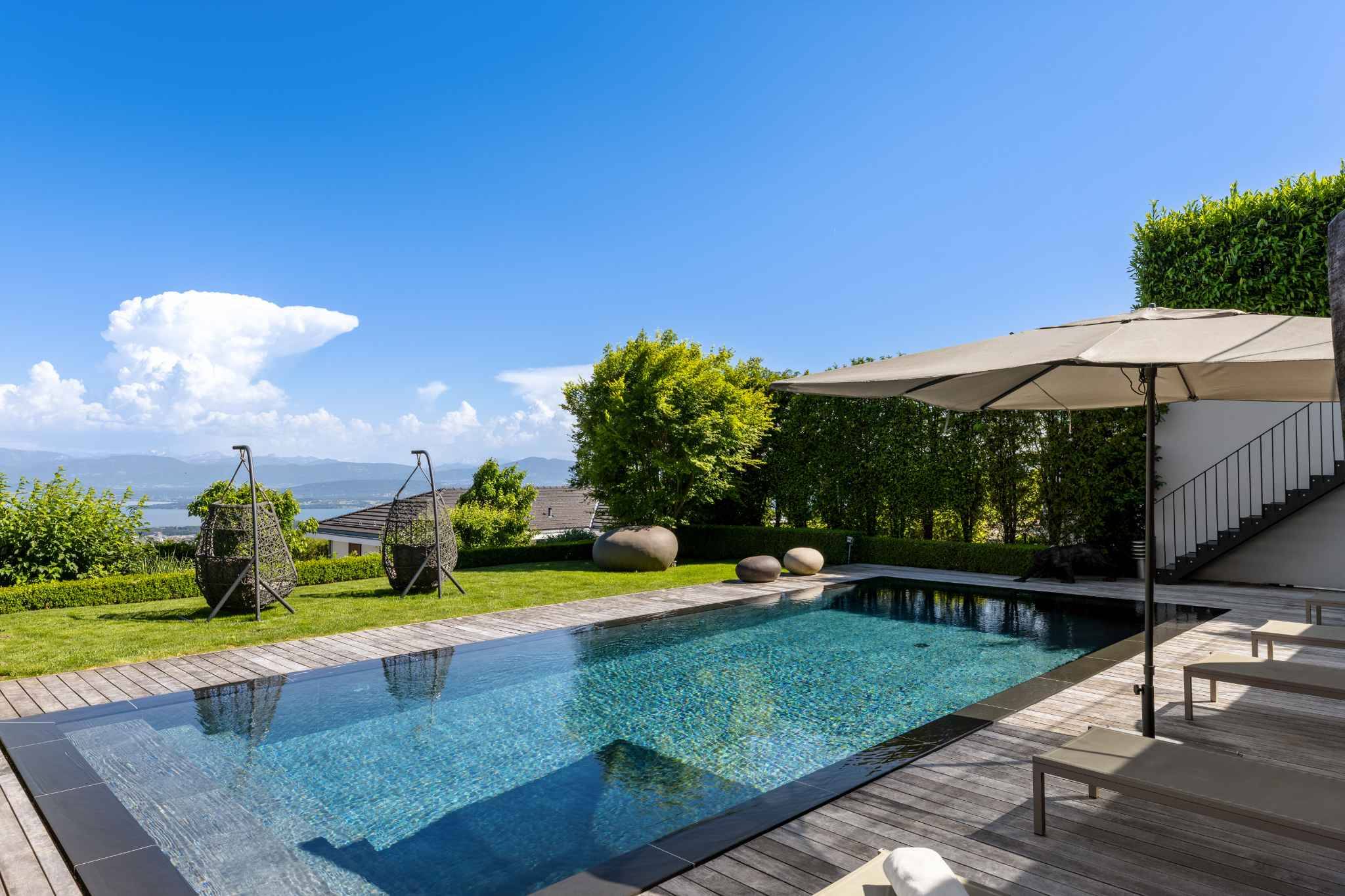 Luxuriöser Pool mit Garten und Panoramablick