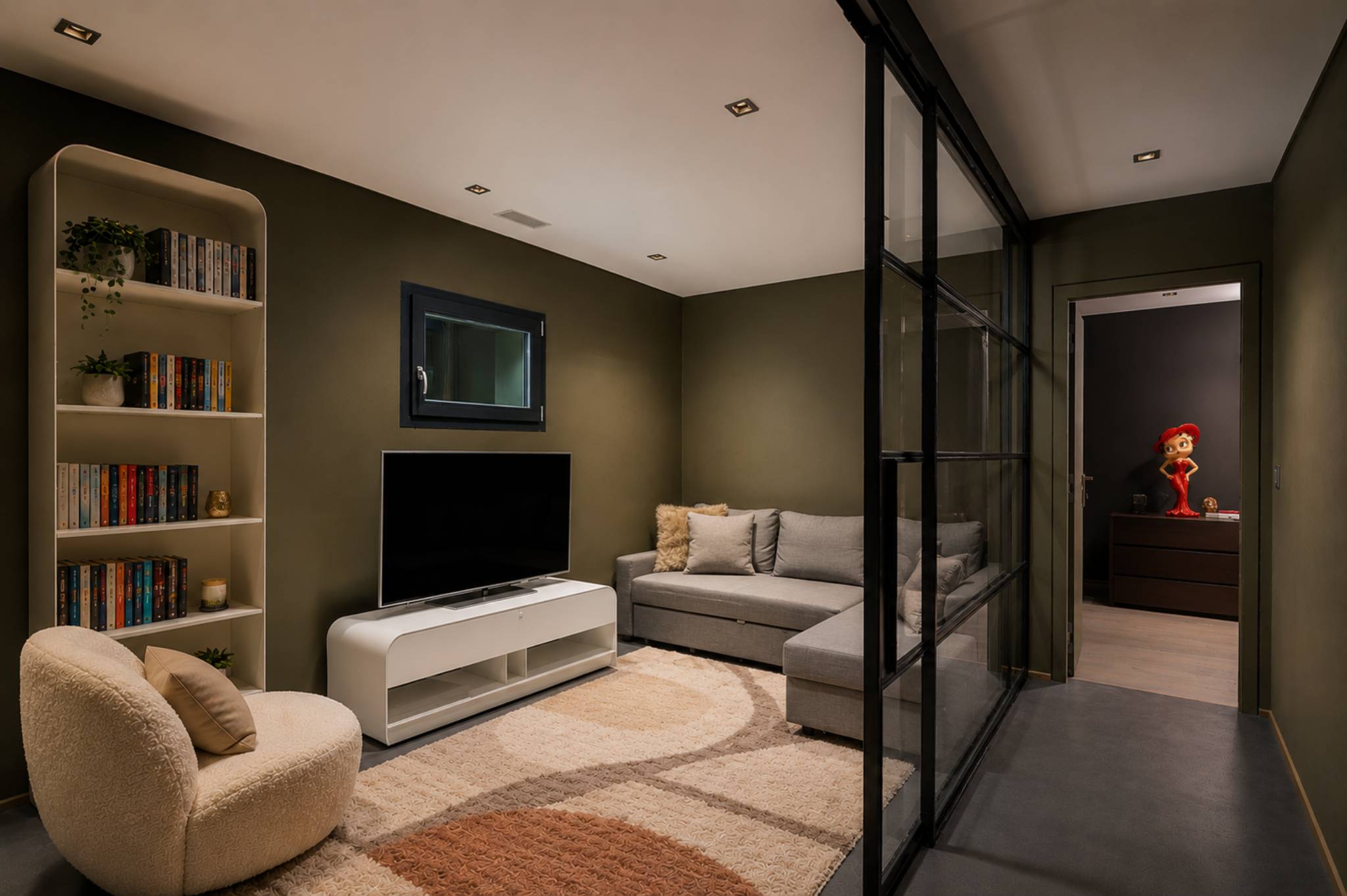 Moderner Wohnbereich mit Glaswand und Sofa