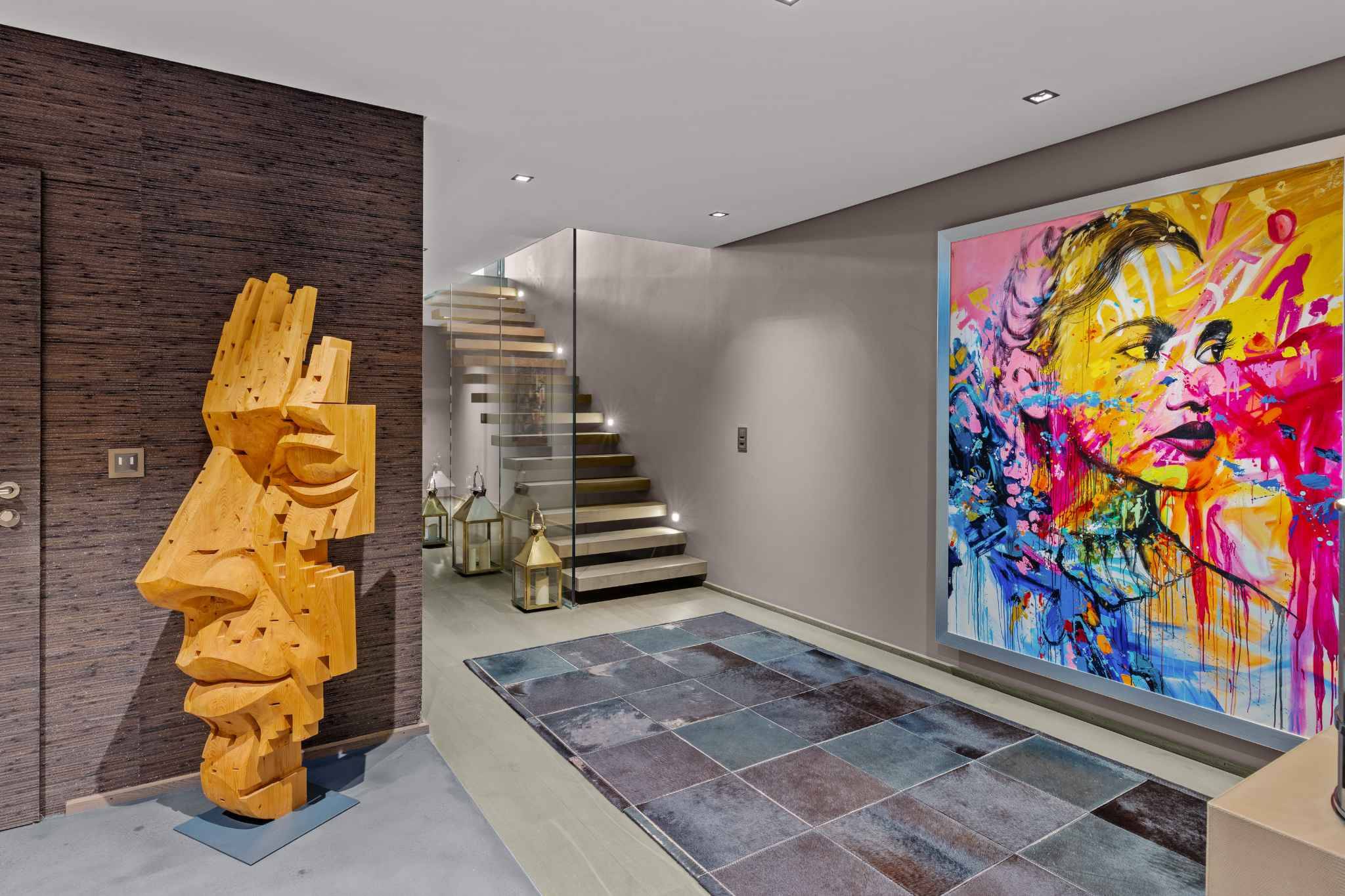 Moderner Eingangsbereich mit Kunst und Treppe